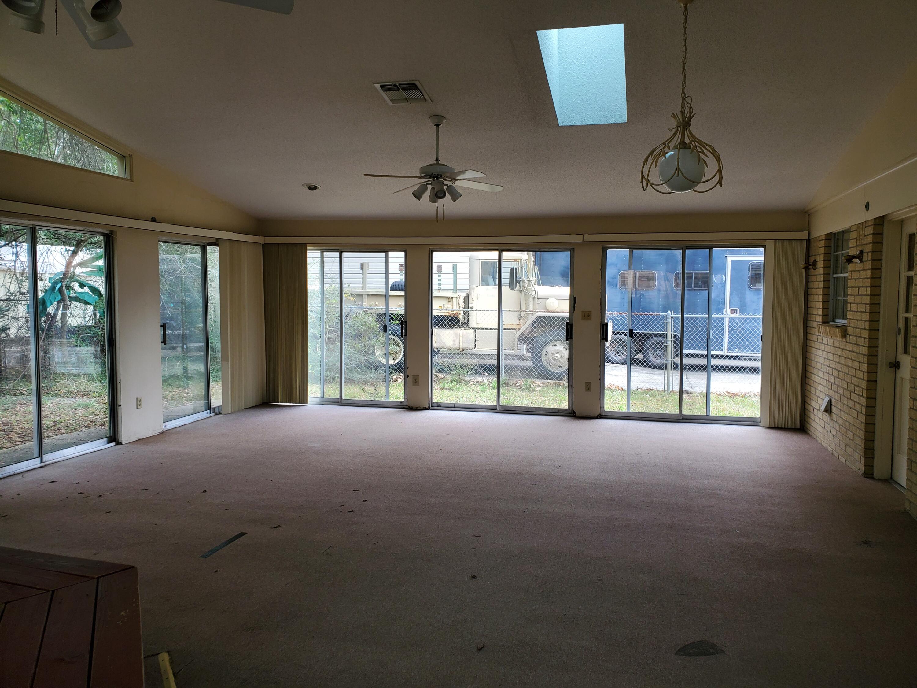 COUNTRY CLUB ESTATES - Residential