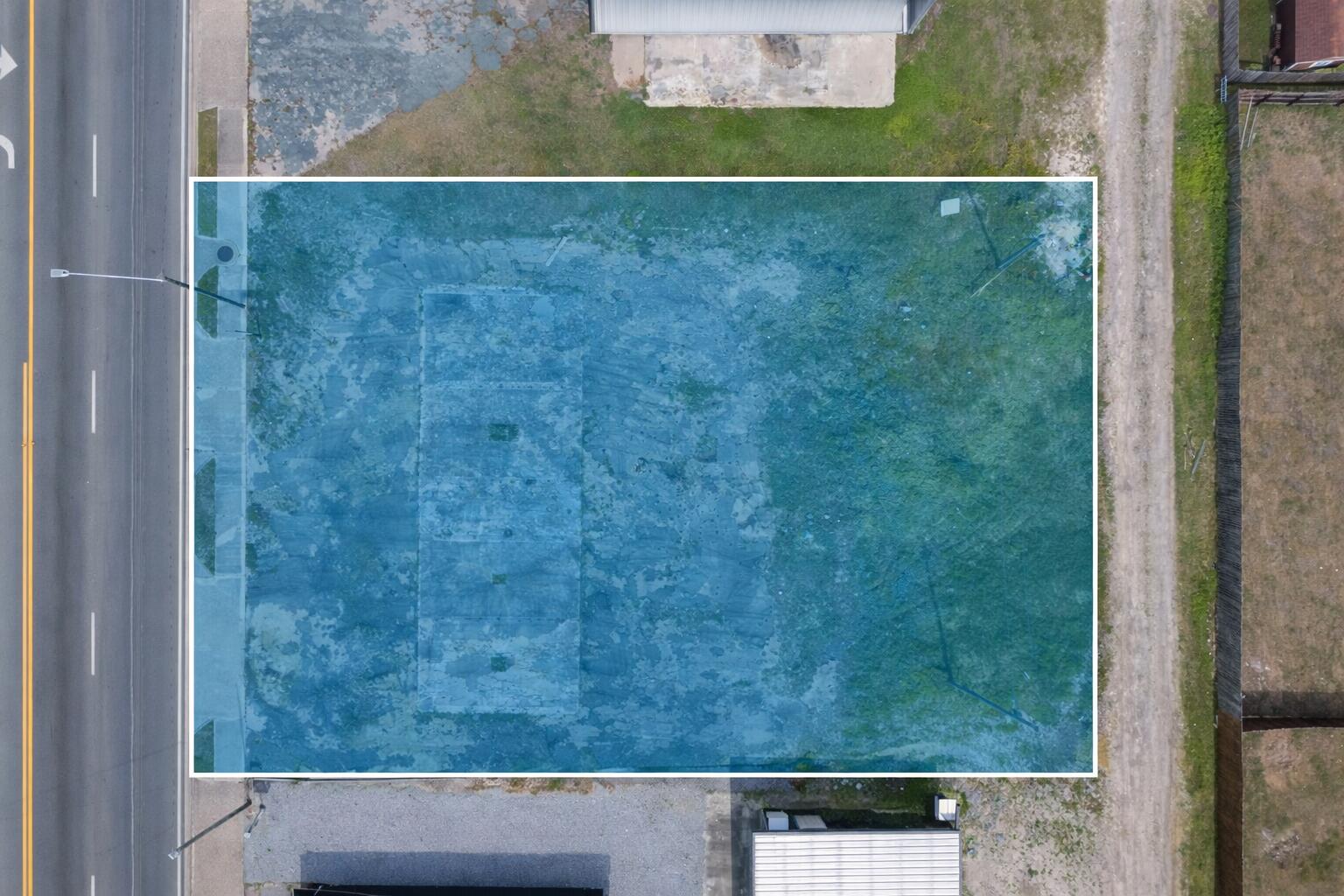 Main image without alt text