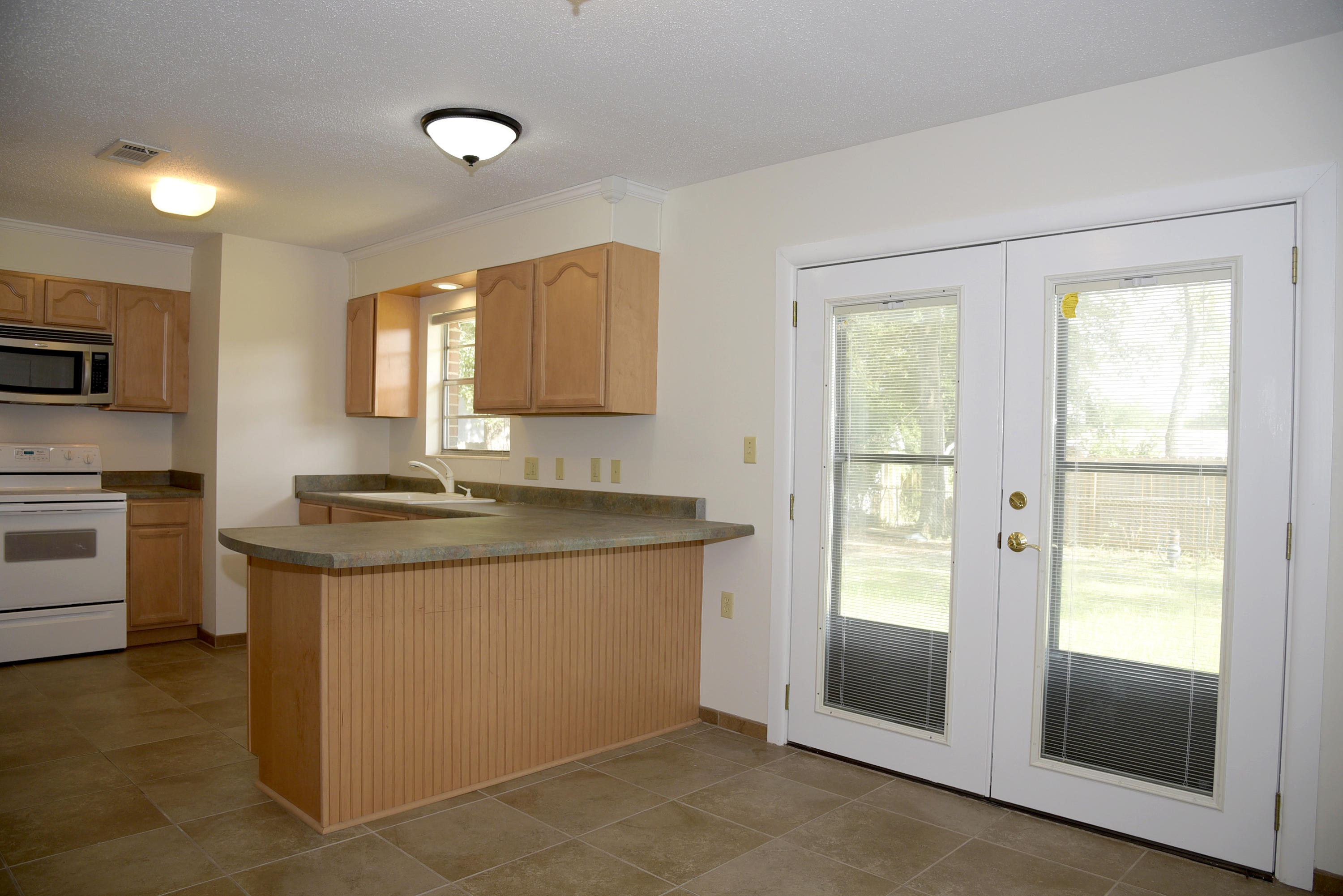 CAROL ANNE MANOR LOT 5 BLK D - Residential Lease