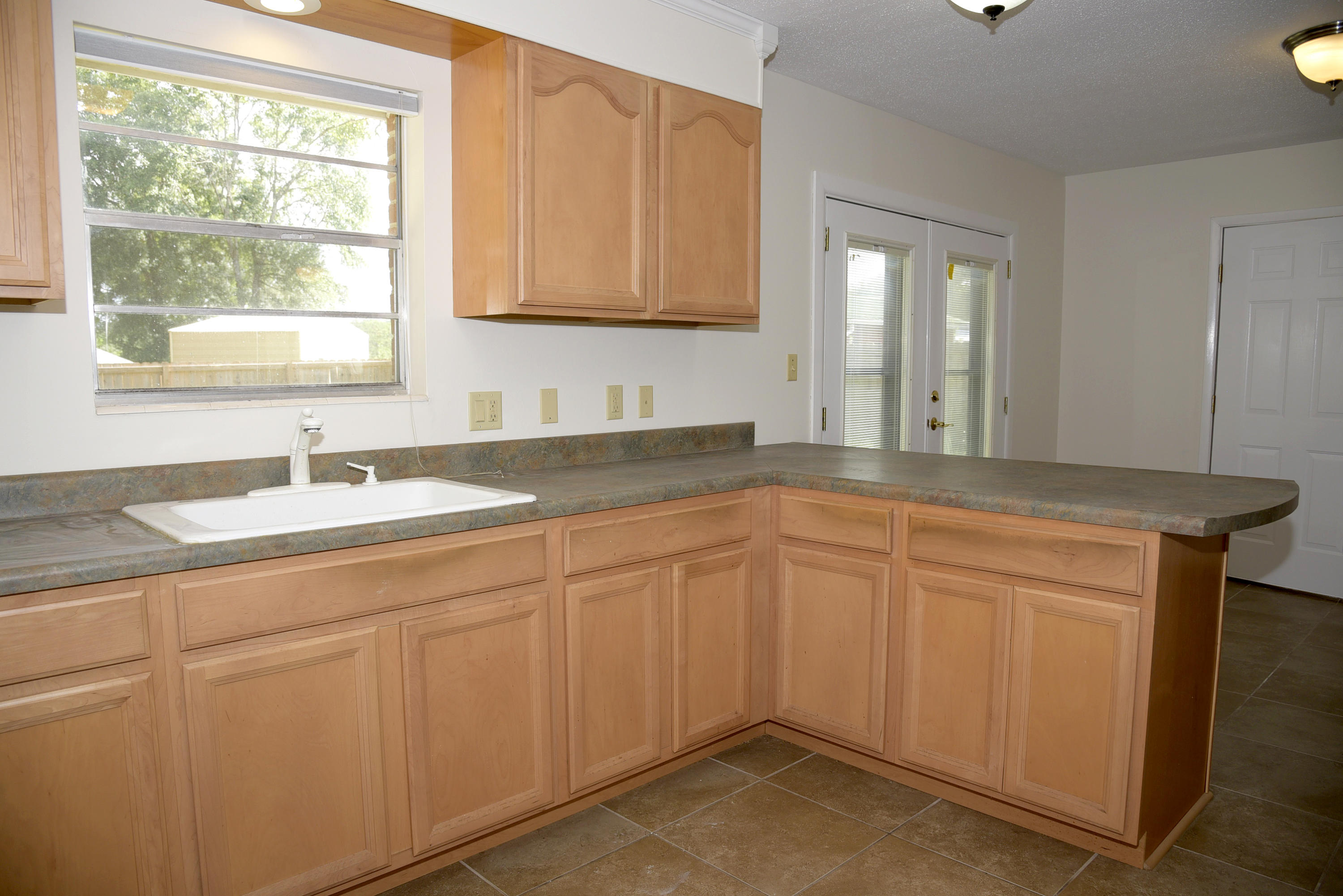 CAROL ANNE MANOR LOT 5 BLK D - Residential Lease