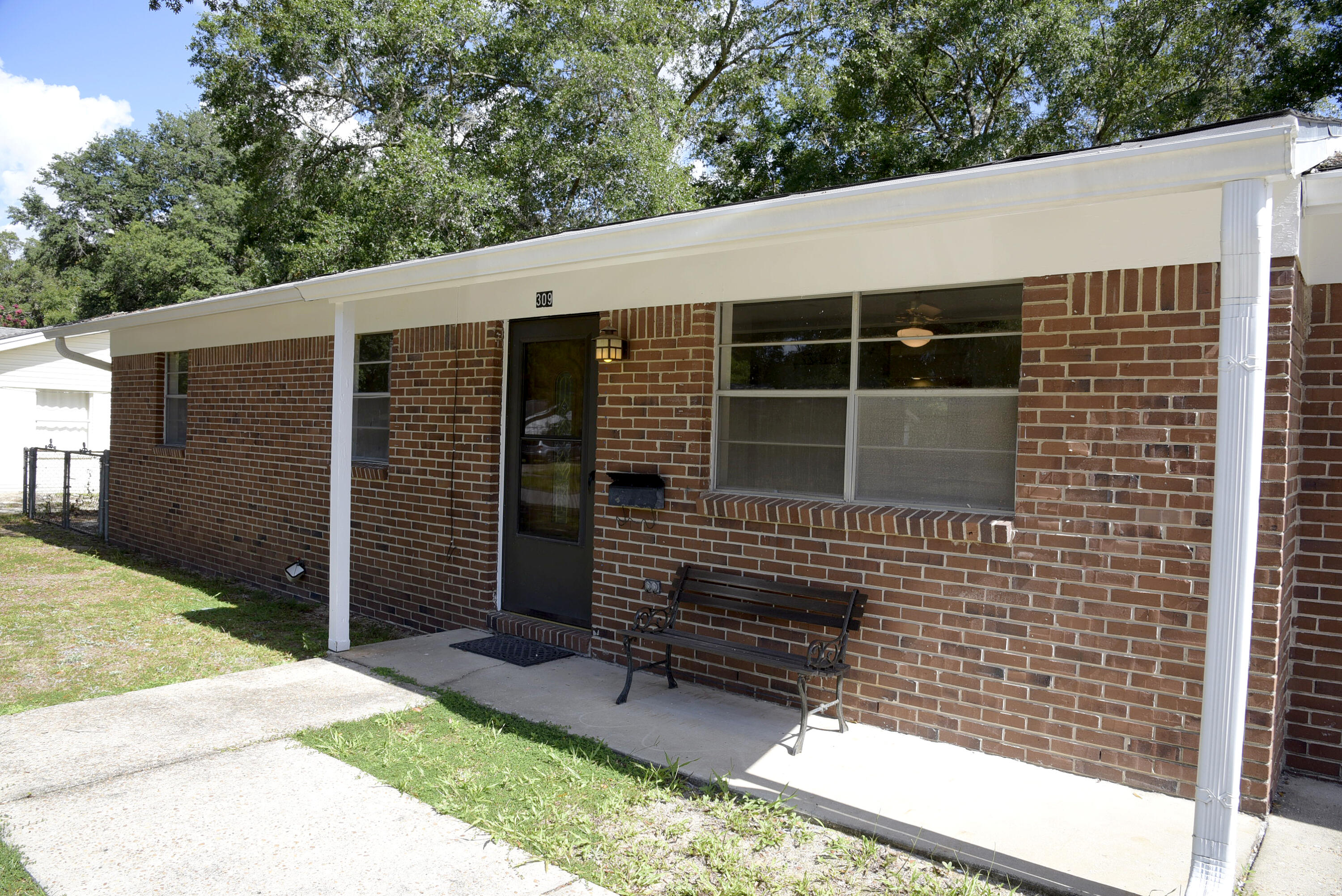 CAROL ANNE MANOR LOT 5 BLK D - Residential Lease