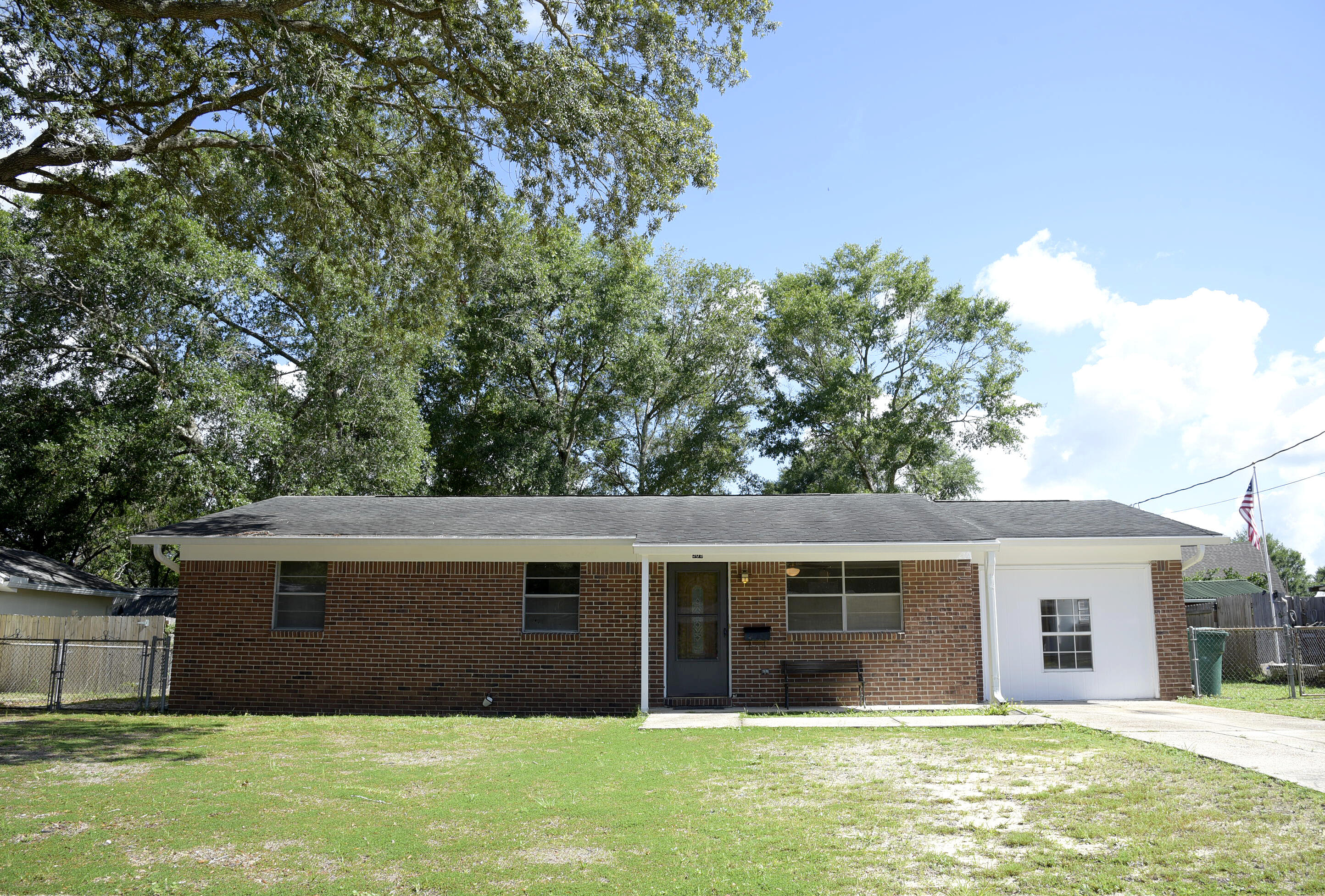 CAROL ANNE MANOR LOT 5 BLK D - Residential Lease