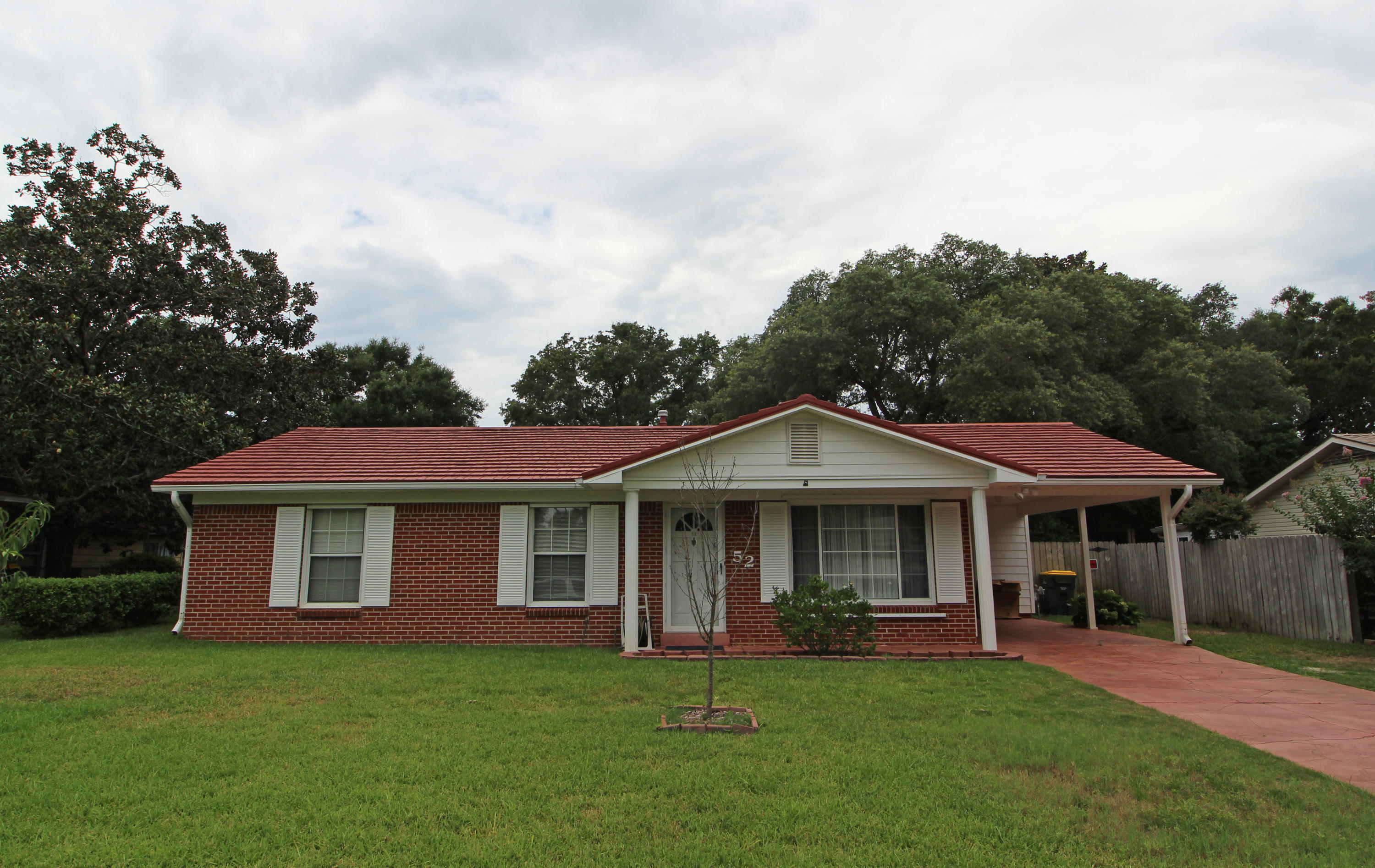 Great starter home or retirement home situated in the heart of Fort Walton Beach. Pride of ownership shows throughout. Two separate living areas.