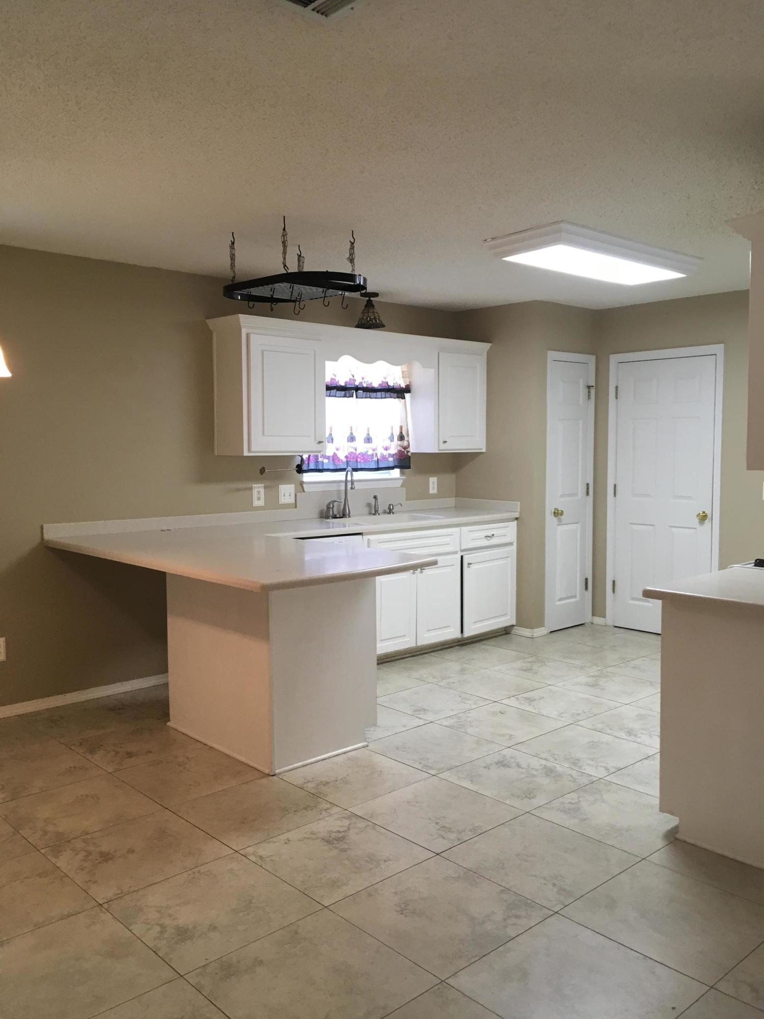 COLLEGE OAKS - Residential Lease