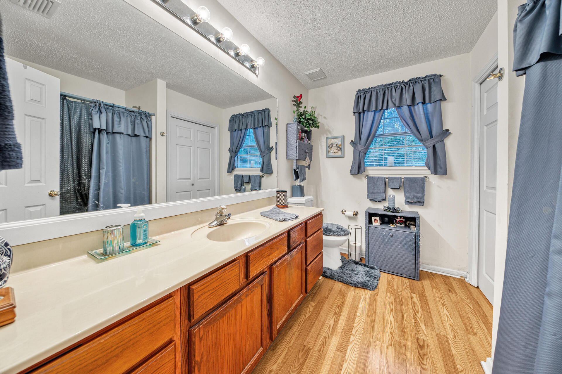 COUNTRY CLUB ESTATES - Residential