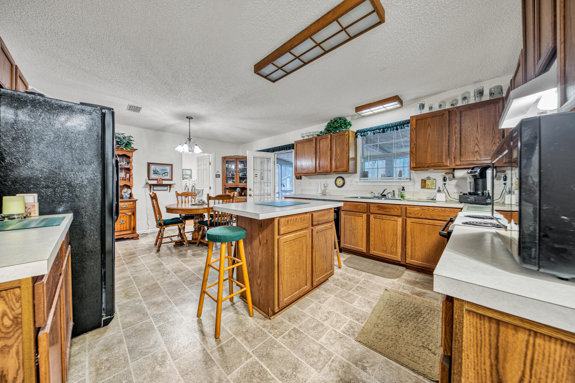 COUNTRY CLUB ESTATES - Residential