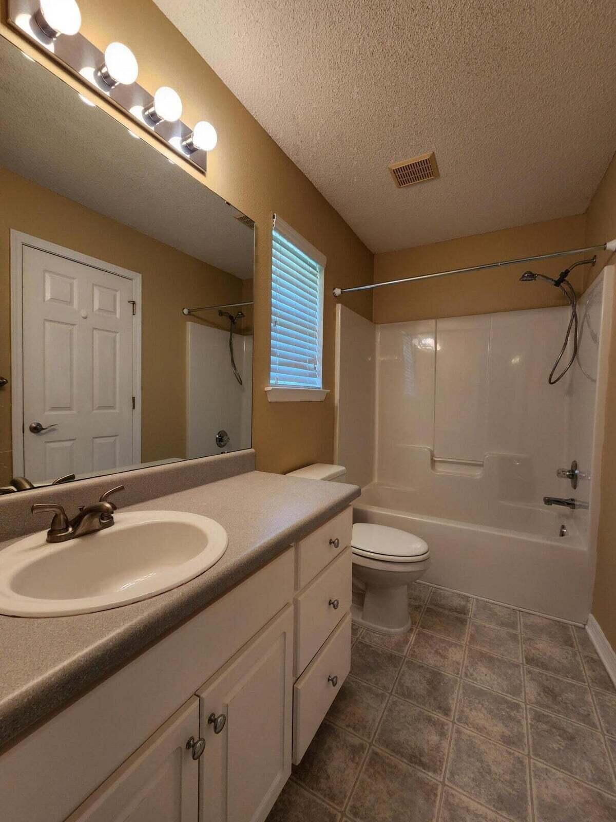 CREETWOODS - Residential Lease