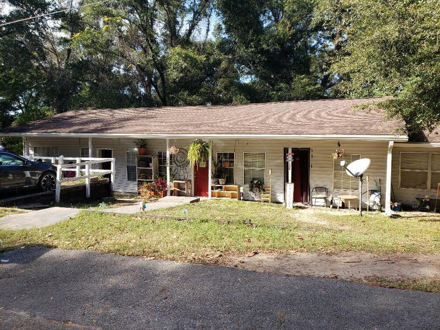 Triplex  with  one bedroom  unit one bath renting for one for ( $400 B)( C$ 530) unit A  2 bedroom with one renting for $530.  Nice yard