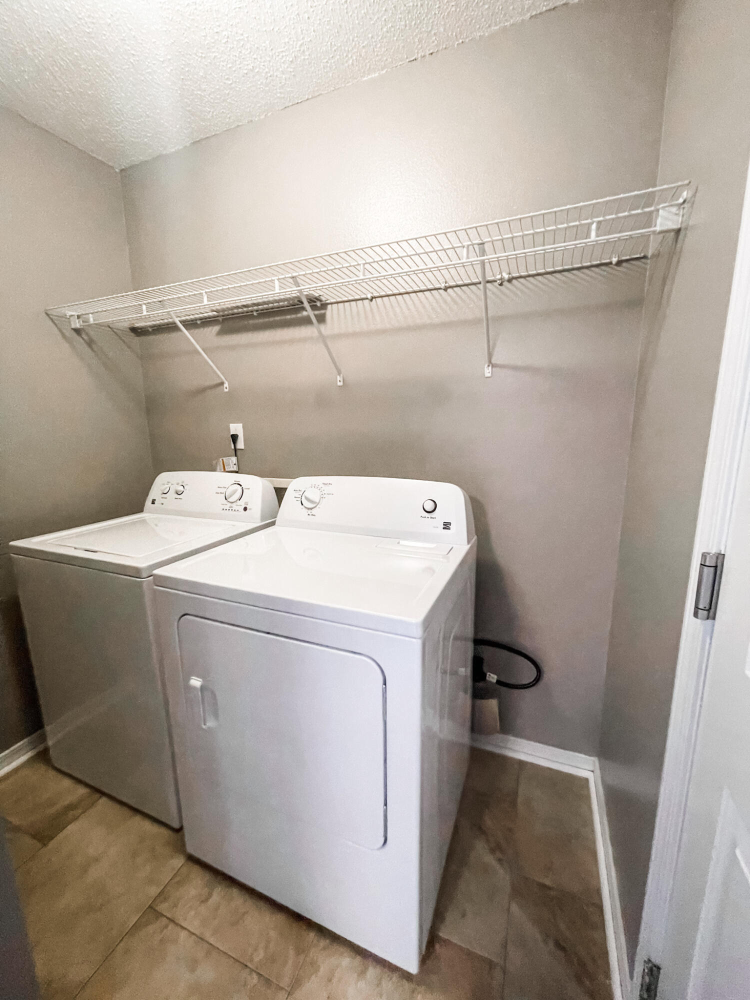 COUNTRYVIEW ESTATES 10TH ADDN - Residential Lease