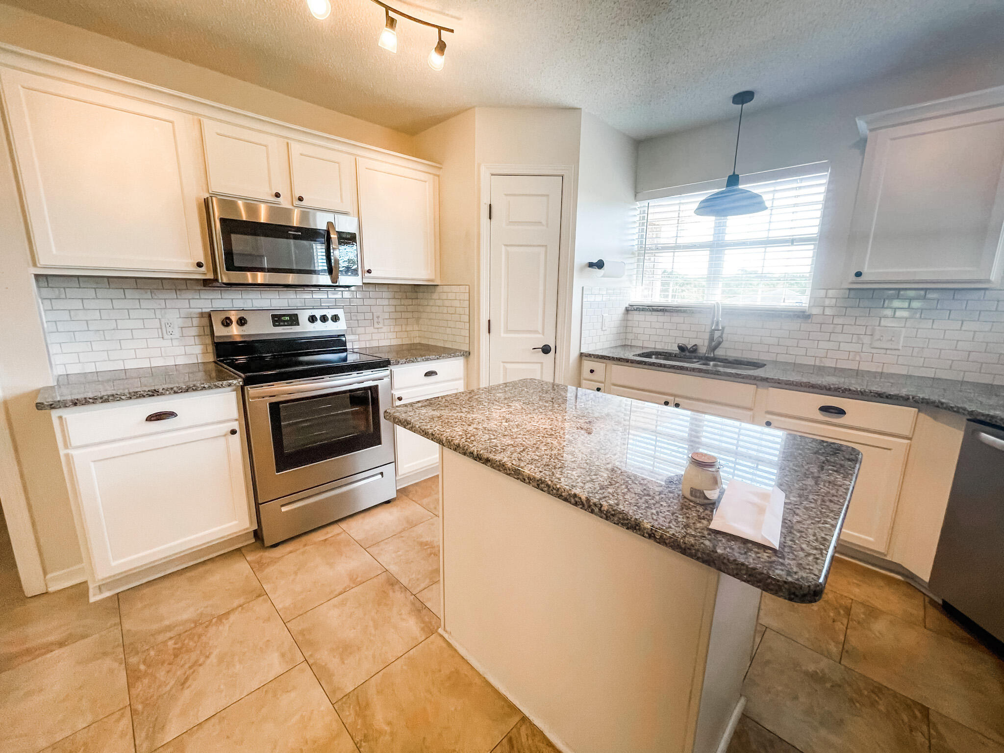 COUNTRYVIEW ESTATES 10TH ADDN - Residential Lease