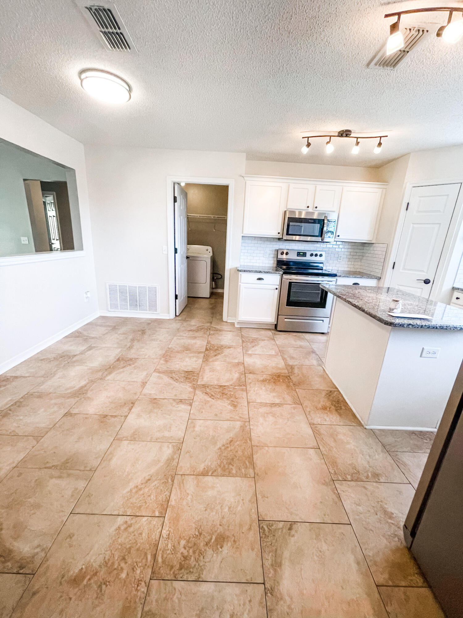 COUNTRYVIEW ESTATES 10TH ADDN - Residential Lease