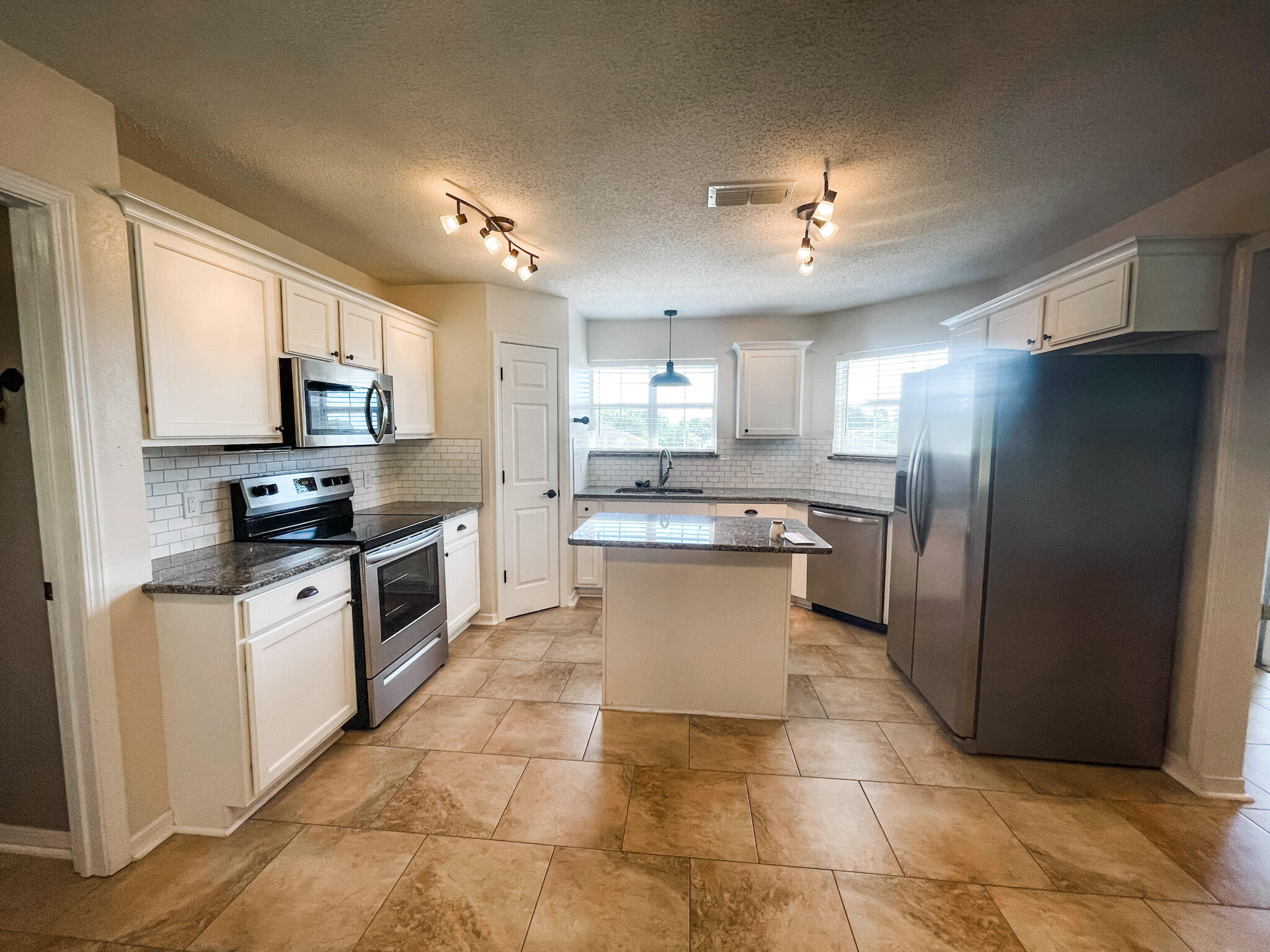 COUNTRYVIEW ESTATES 10TH ADDN - Residential Lease