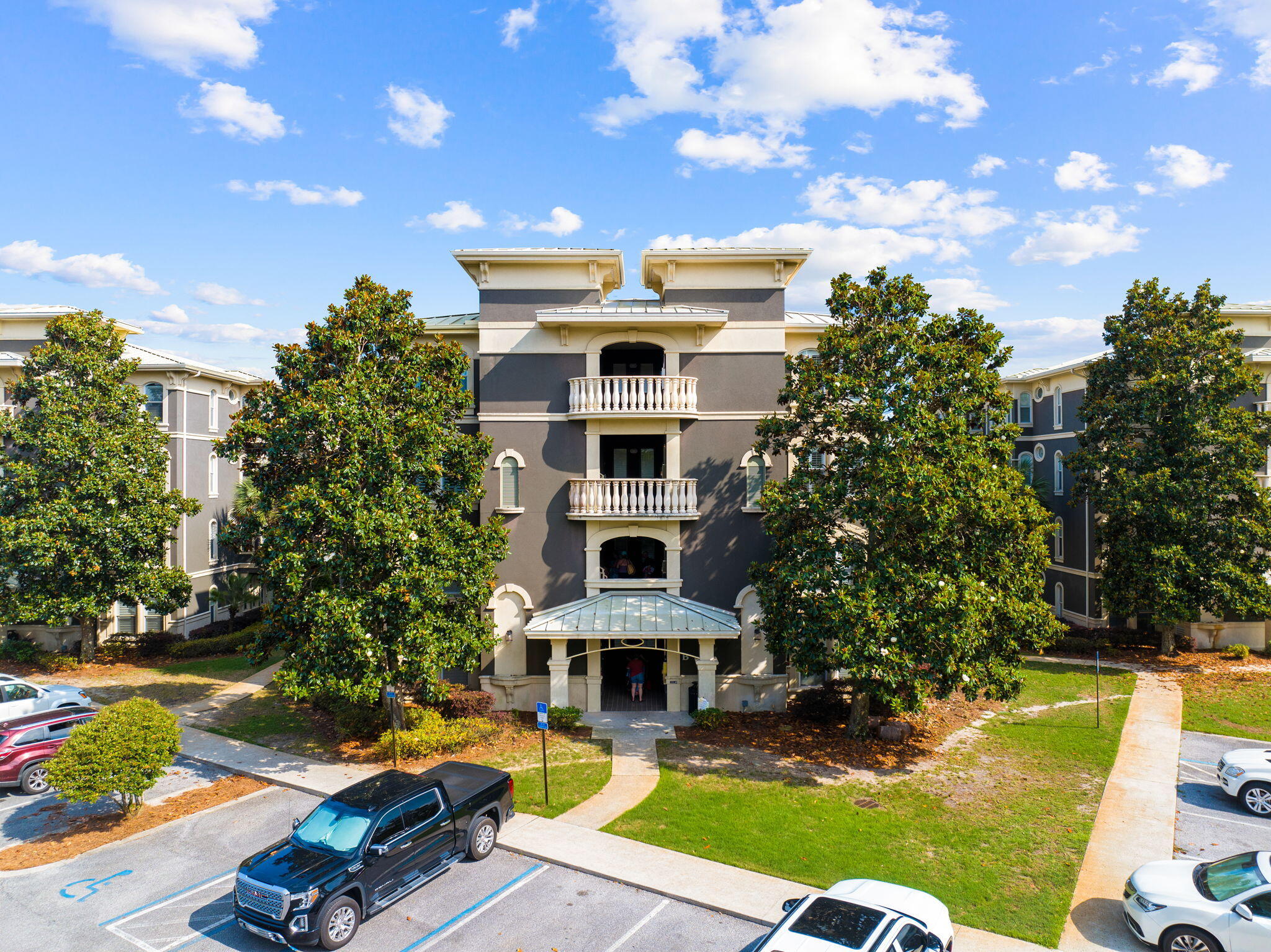 SEAVIEW VILLAS - Residential