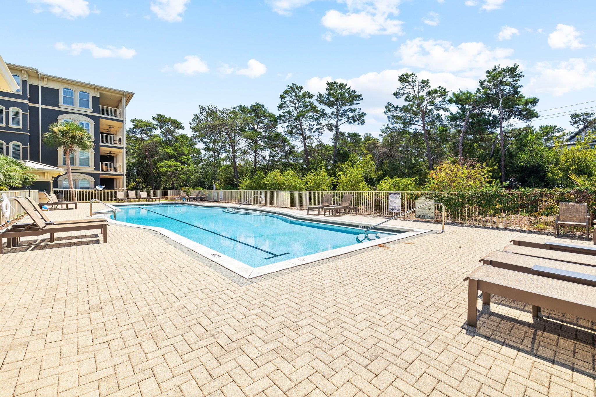 SEAVIEW VILLAS - Residential