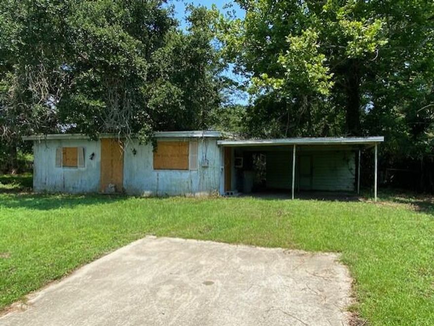 **MULTIPLE OFFERS RECEIVED--SELLER IN NEGOTIATIONS**PROPERTY BACKS TO NAVY POINT ELEMENTARY SCHOOL.  LARGE LOT...GREAT LOCATION BETWEEN DOWNTOWN PENSACOLA, NAS PENSACOLA & THE NAVAL AVIATION MUSEUM. DISTRESSED PROPERTY / COULD BE TEAR-DOWN...STRUCTURE UNINHABITABLE & INACCESSIBLE DUE TO VAGRANTS.  ZONING HDMU.  UTILITIES ARE AVAILABLE, BUT NOT CURRENTLY ON.  ROOM DIMENSIONS ARE PERIMETER DIMENSIONS ONLY!