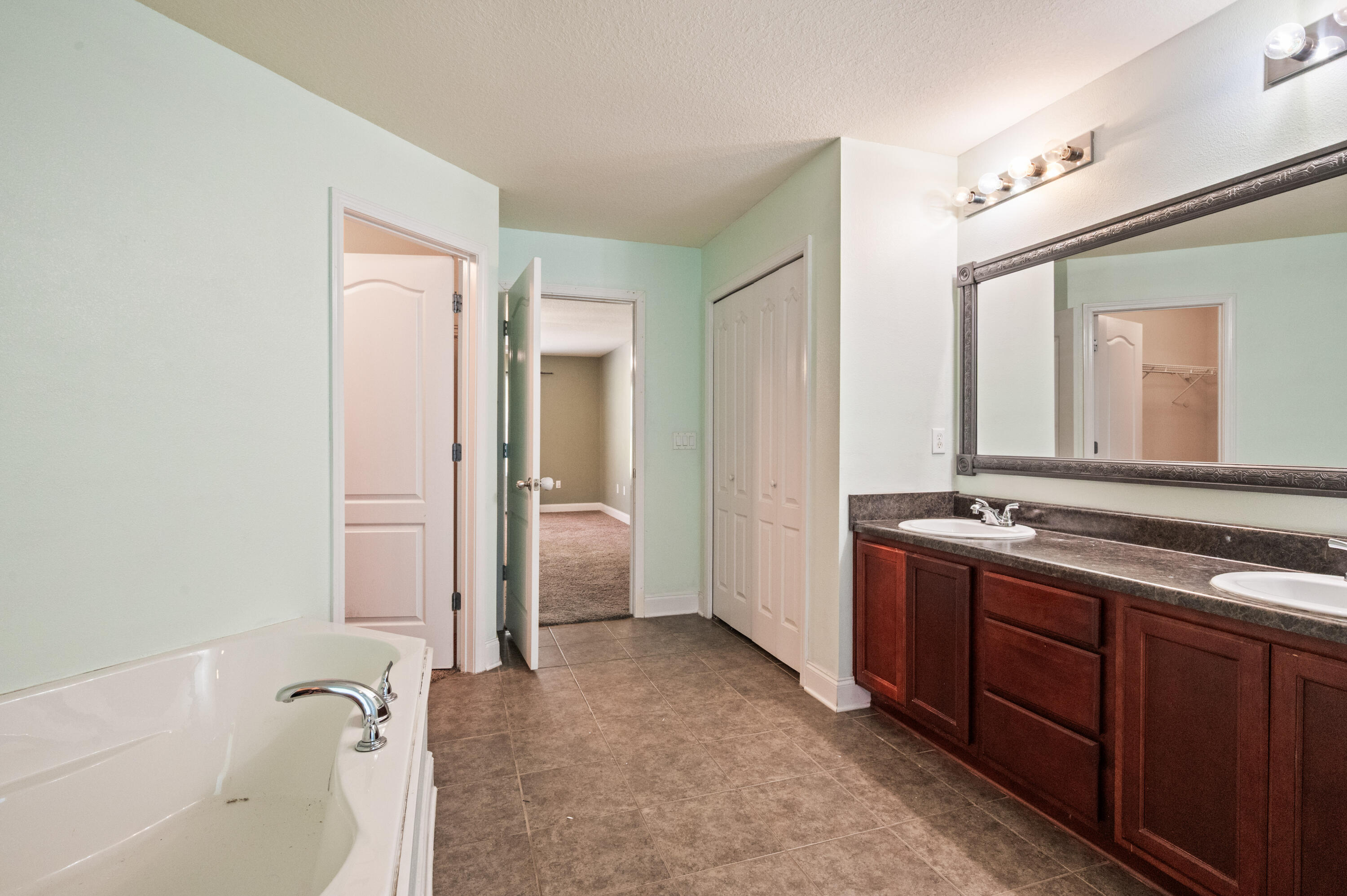 SILVER SPRINGS EST - Residential