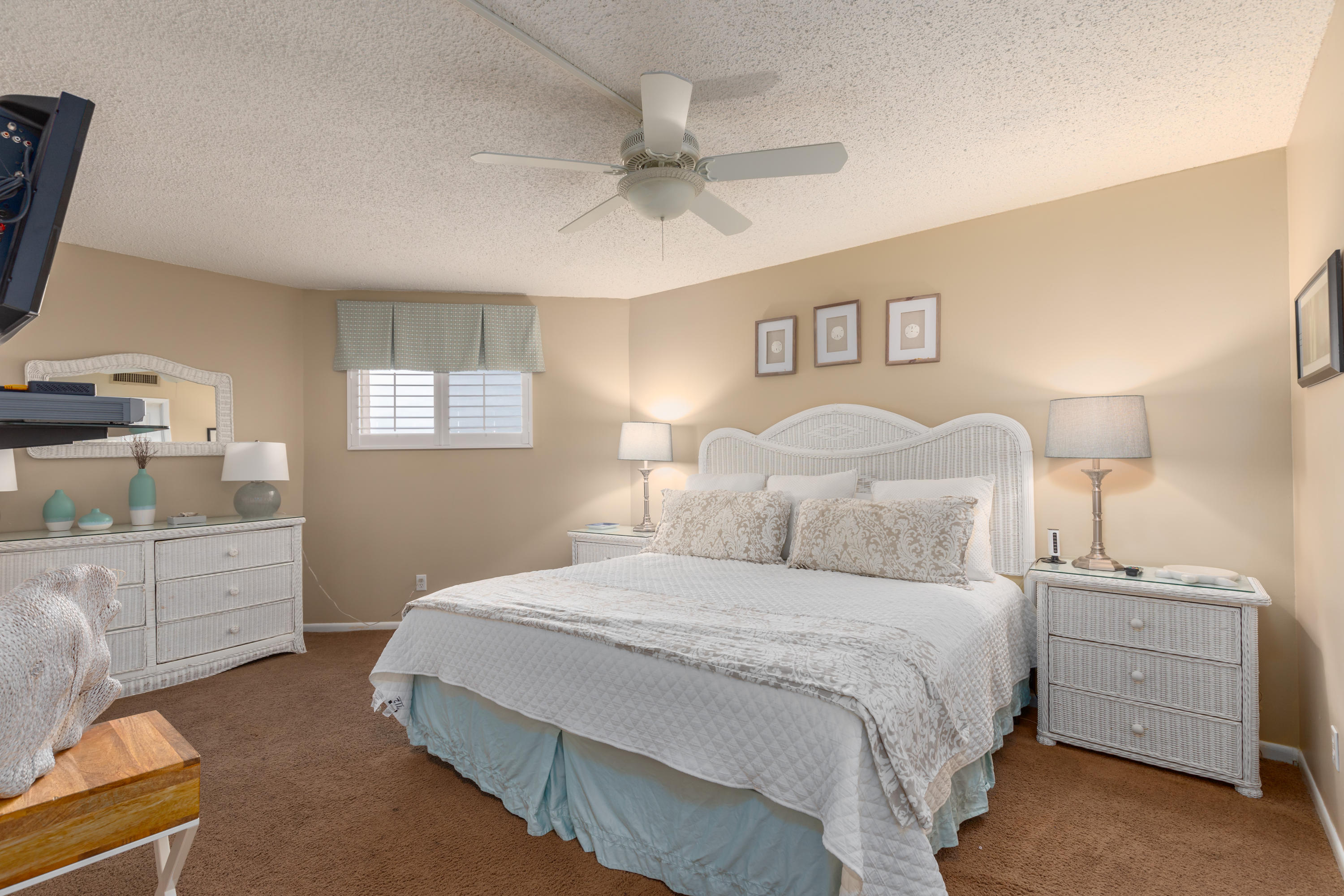 HOLIDAY SURF & RACQUET CLUB - Residential