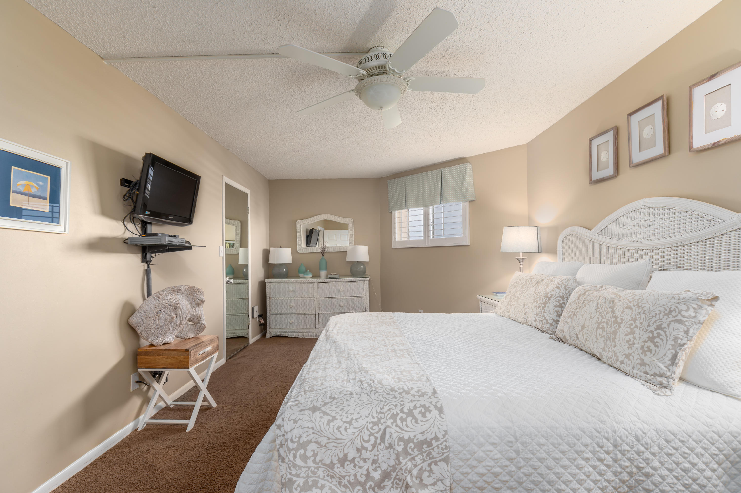 HOLIDAY SURF & RACQUET CLUB - Residential