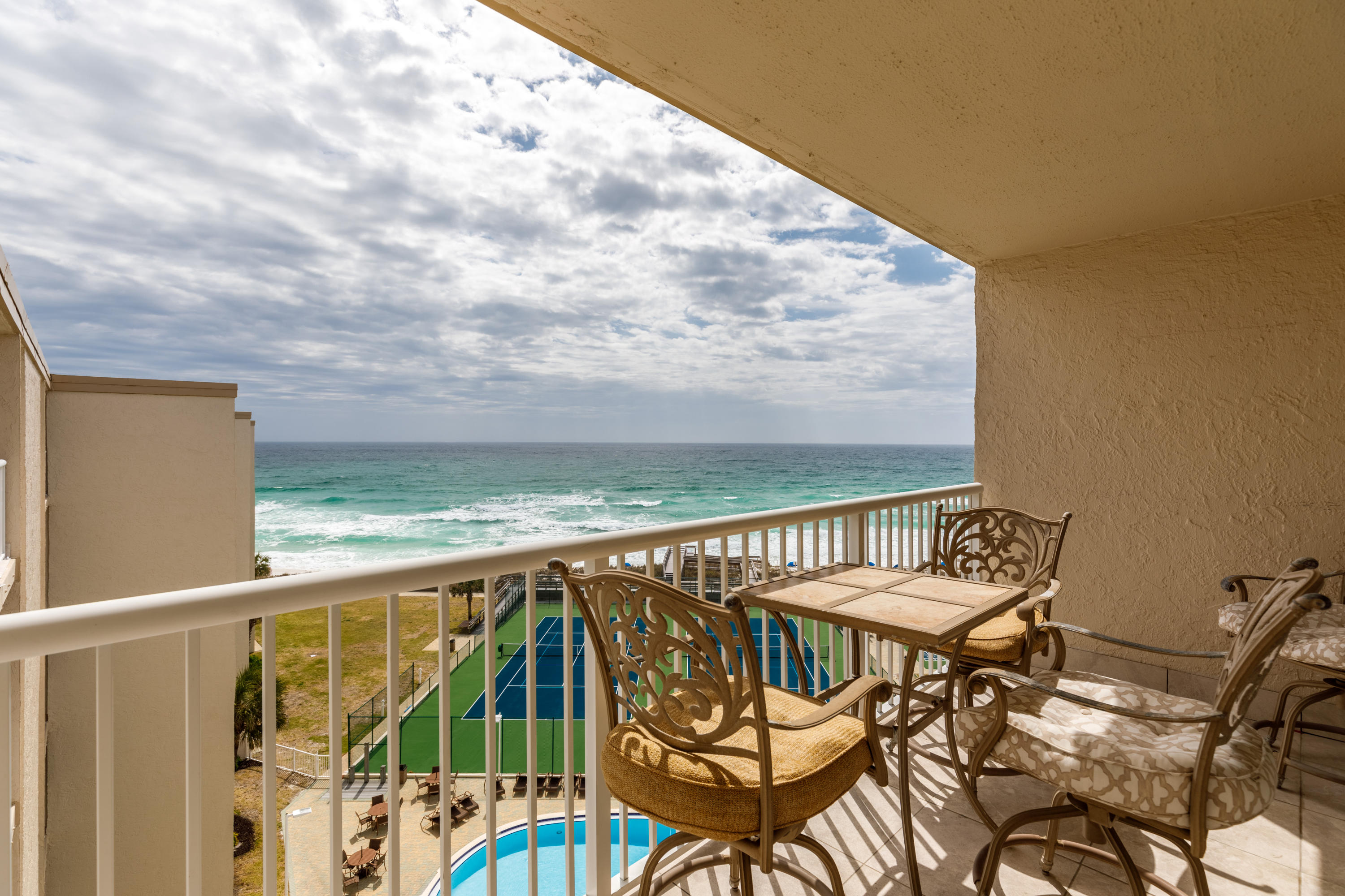 HOLIDAY SURF & RACQUET CLUB - Residential