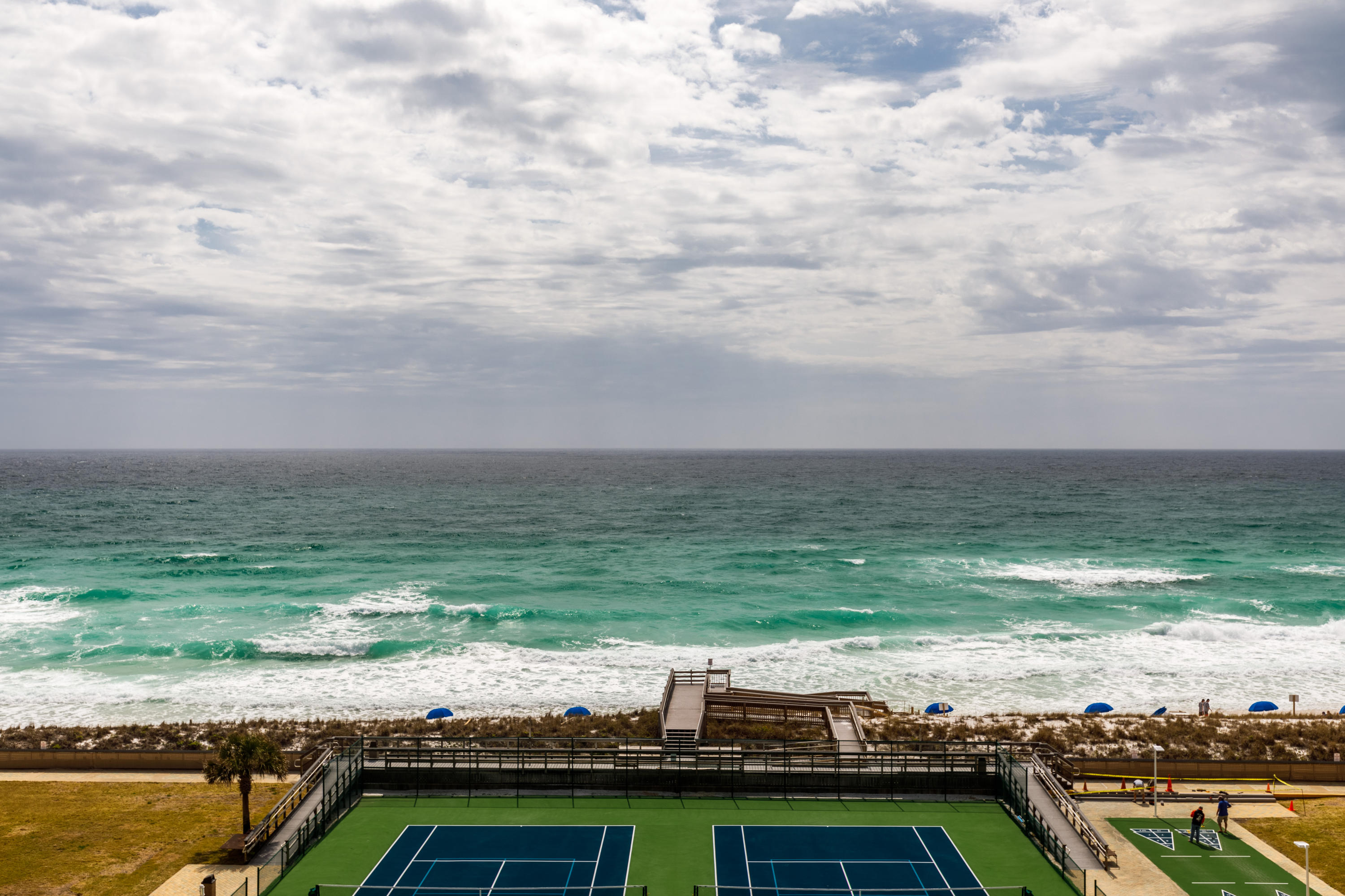 HOLIDAY SURF & RACQUET CLUB - Residential