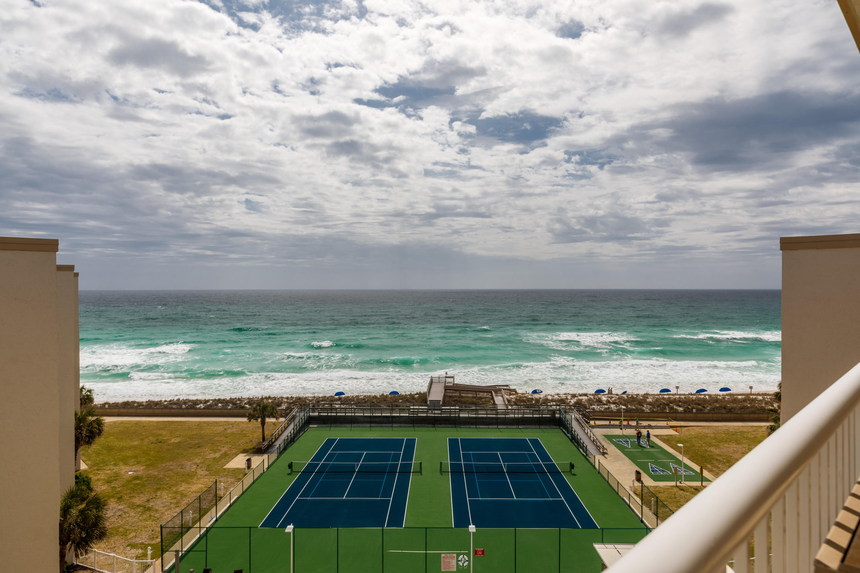 HOLIDAY SURF & RACQUET CLUB - Residential