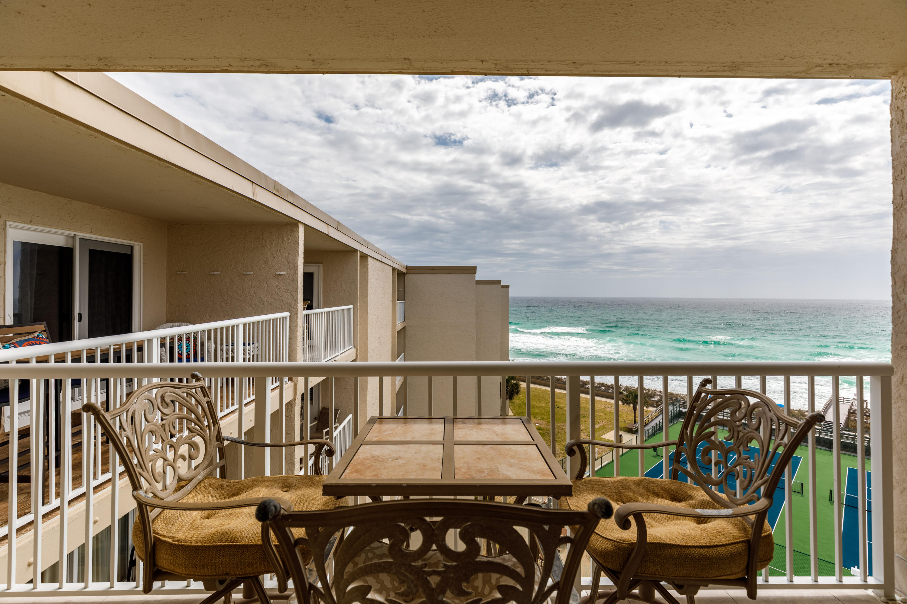 HOLIDAY SURF & RACQUET CLUB - Residential