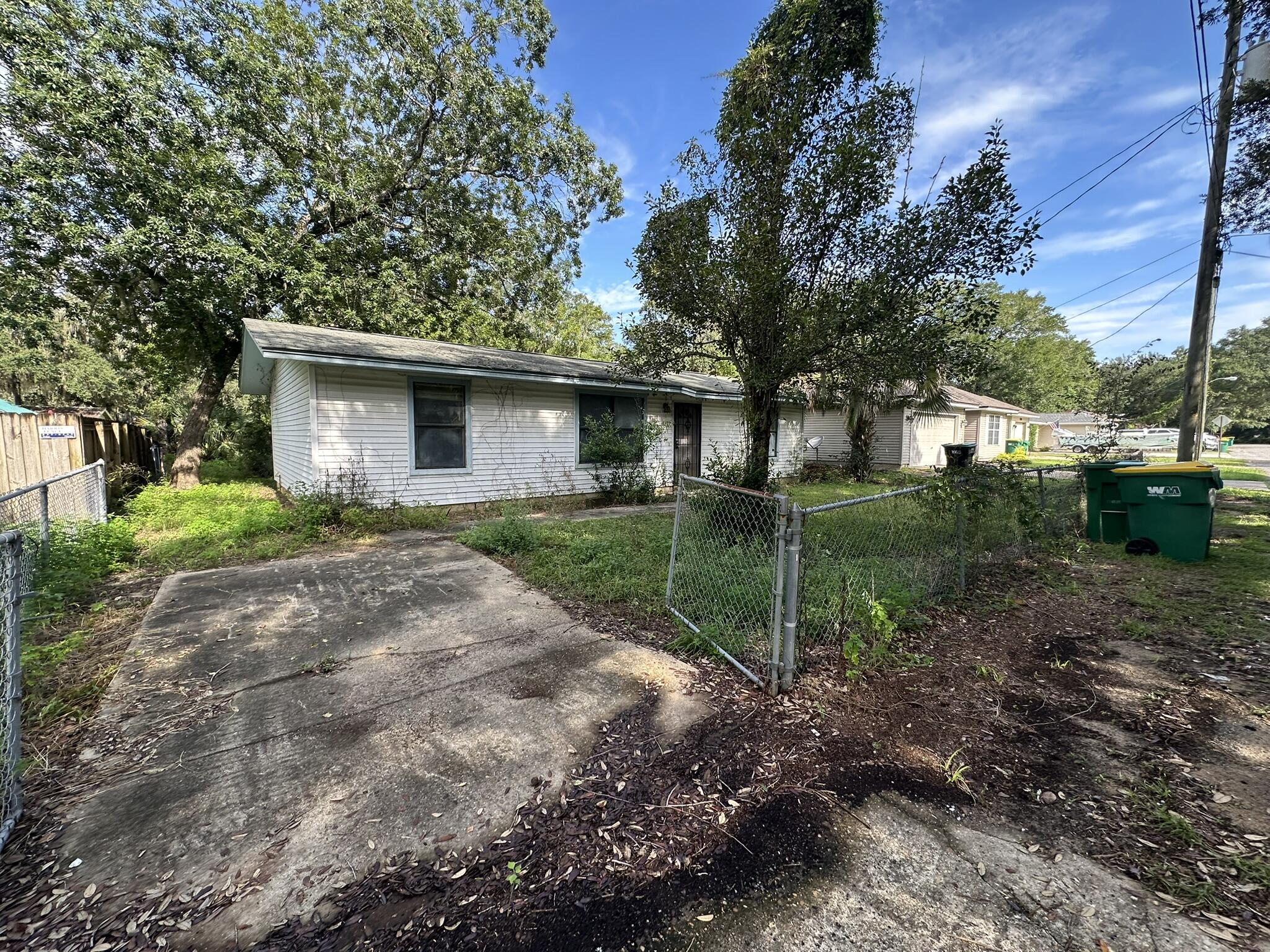 Handyman Special in Niceville!This 3-bedroom, 1-bath home offers 1,056 sq. ft. on a 0.15-acre lot and is being sold as-is. Located in proximity to Lions Park and the public boat ramp, the property also sits approximately 0.5 miles from Niceville High School. Destin's beach access is about 17 miles to the south, adding to the appeal for those seeking Gulf Coast living. With significant updates and repairs needed, this property presents an opportunity for renovation or investment in a sought-after location.