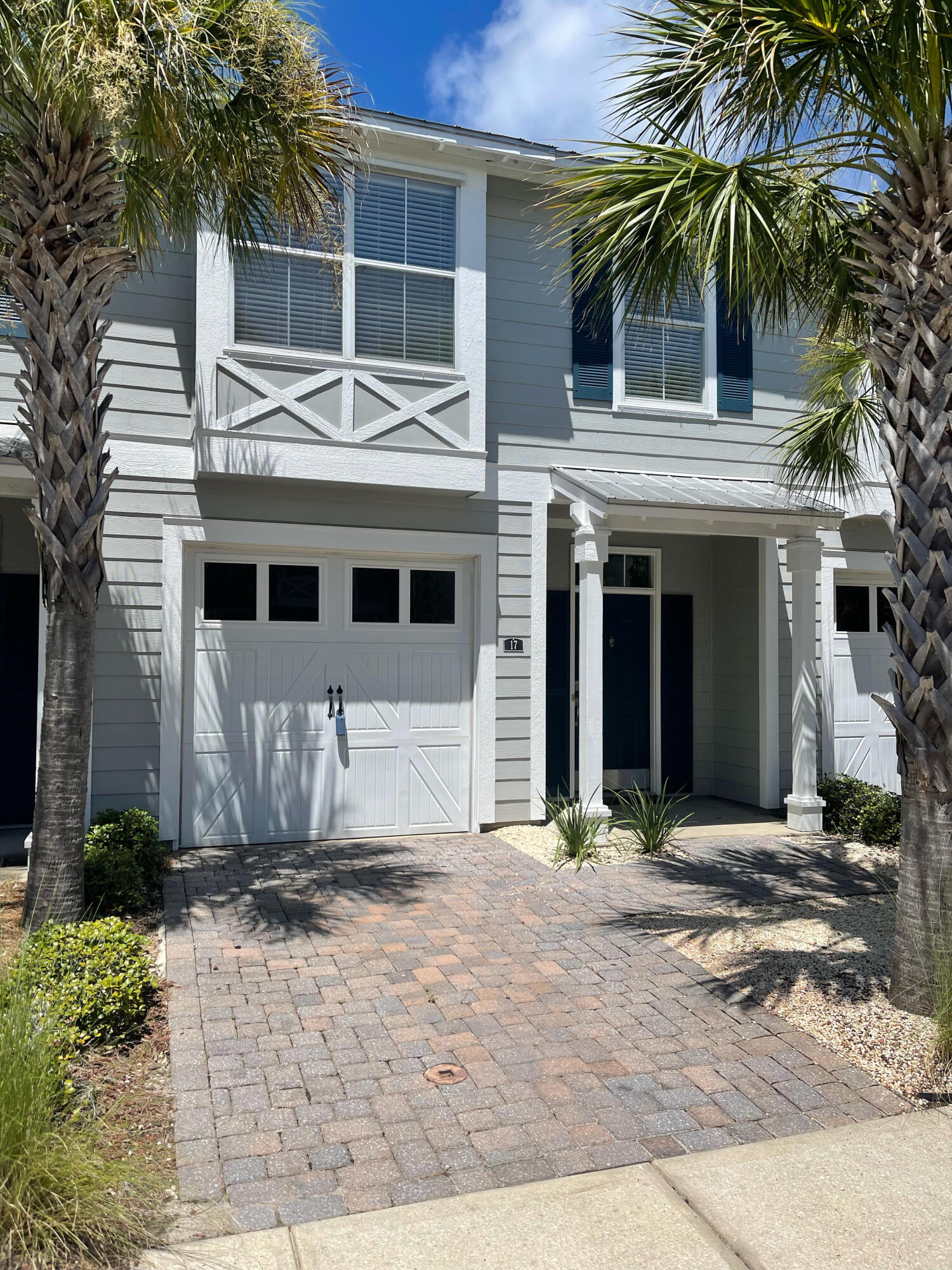 3 bed, 3 bath, town home located in a quiet community close to Choctawhatchee Bay. Granite counter tops throughout, ceramic tile on 1st level, carpet in bedrooms, single car garage.