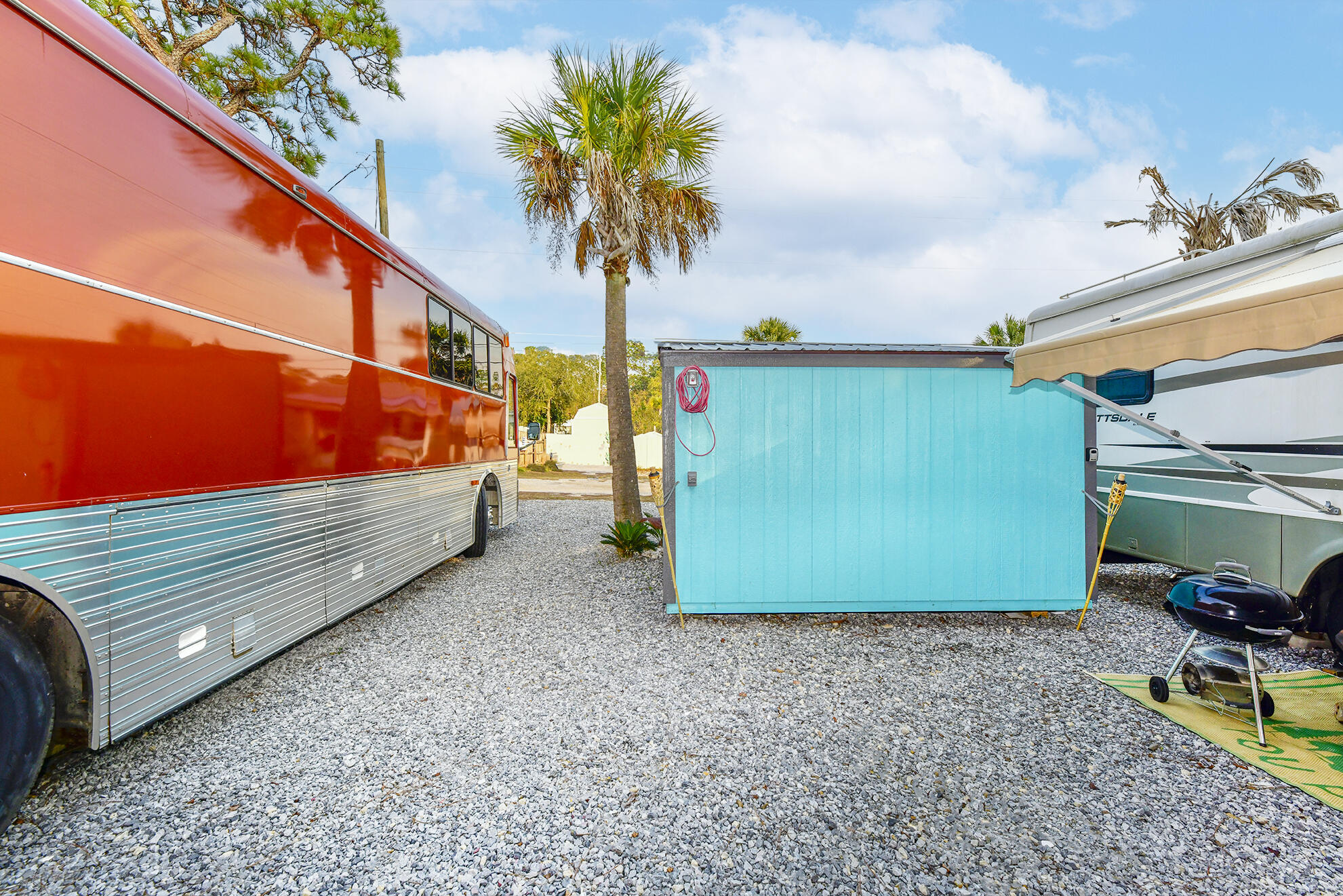 WES VIC HOLIDAY SANDS - Land