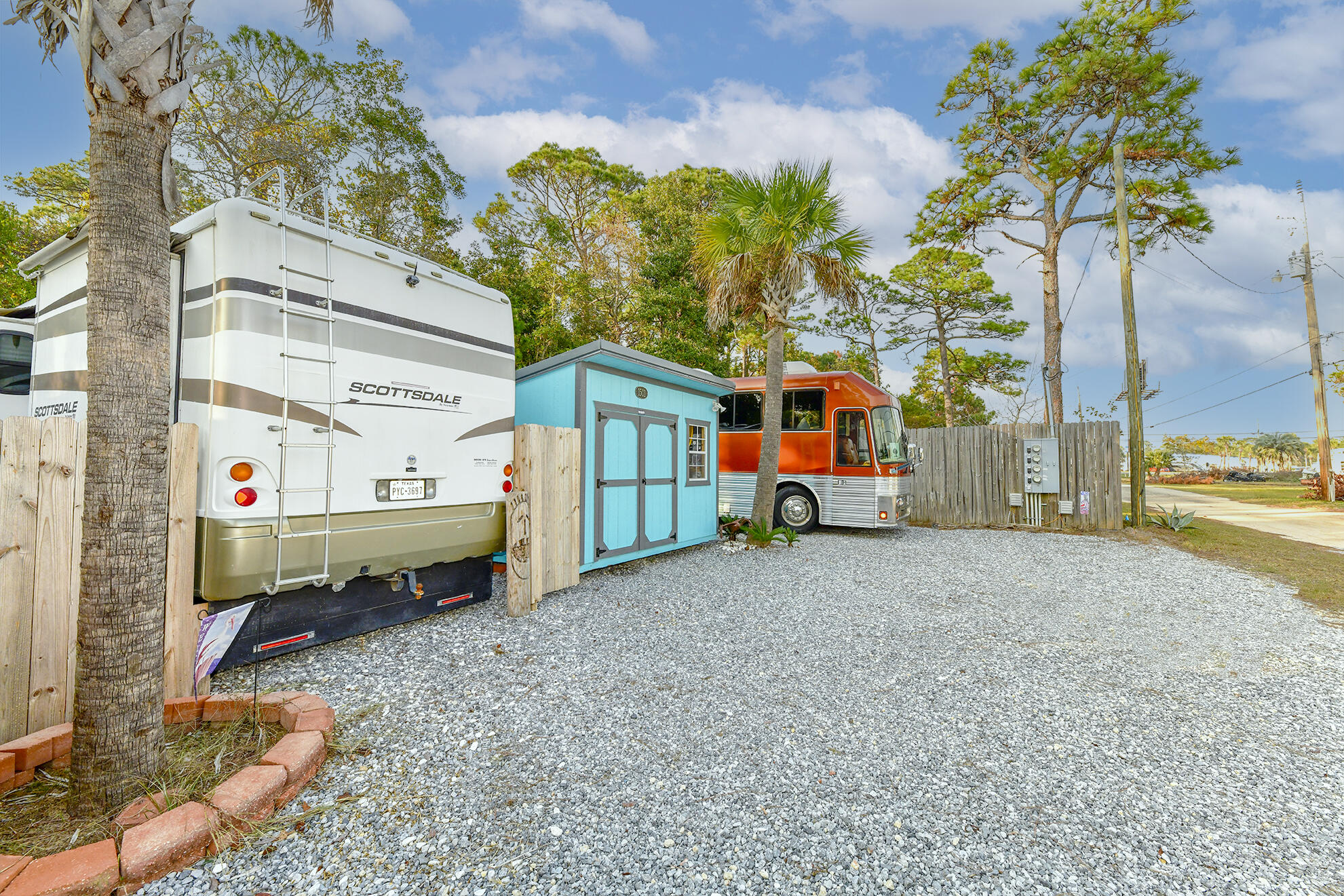 WES VIC HOLIDAY SANDS - Land