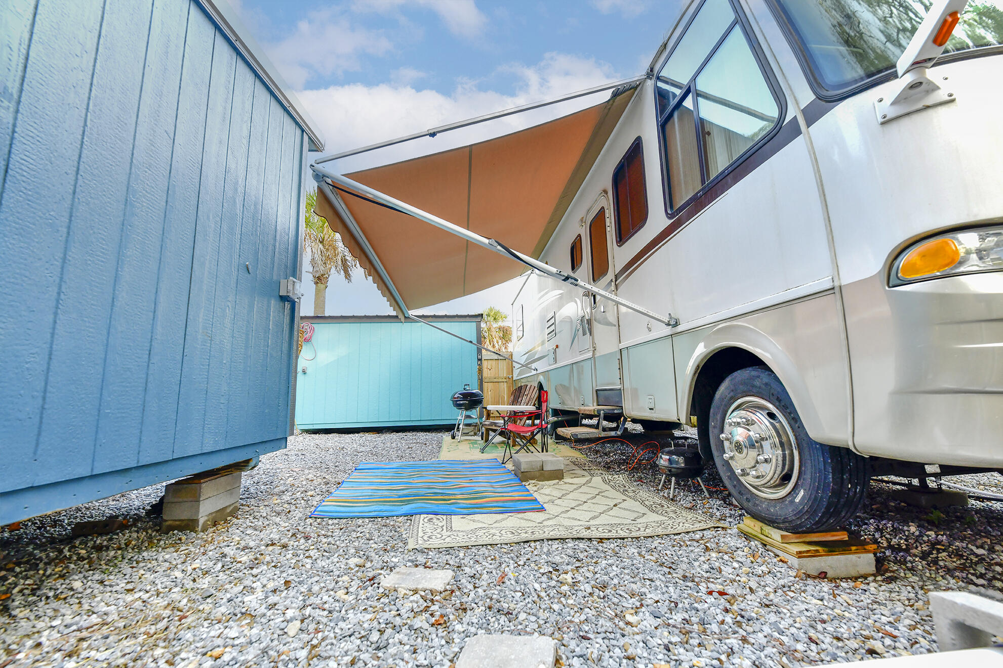 WES VIC HOLIDAY SANDS - Land