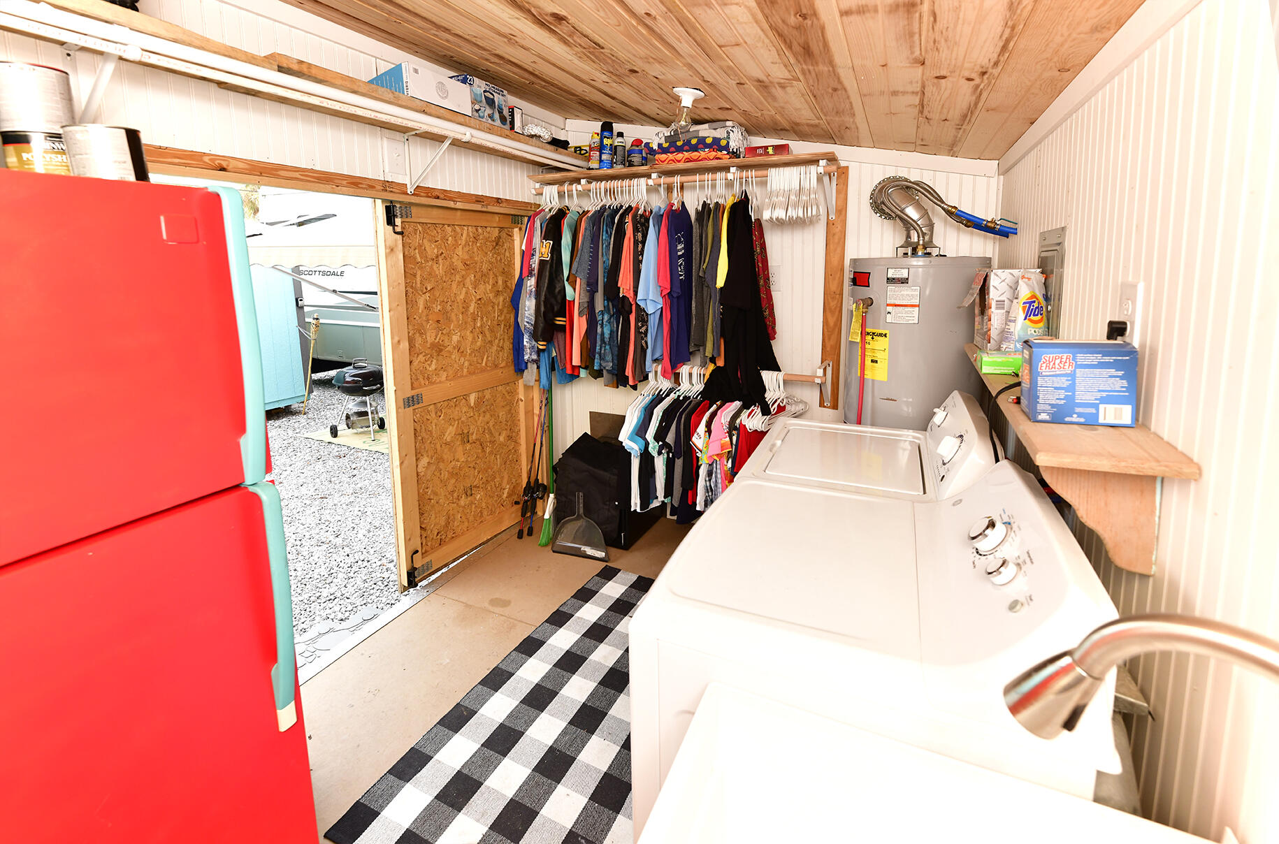 WES VIC HOLIDAY SANDS - Land