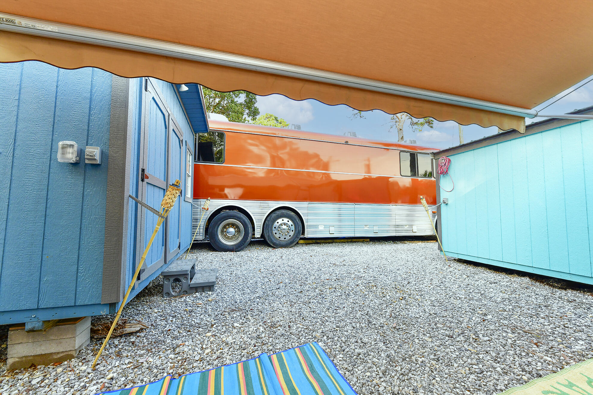 WES VIC HOLIDAY SANDS - Land