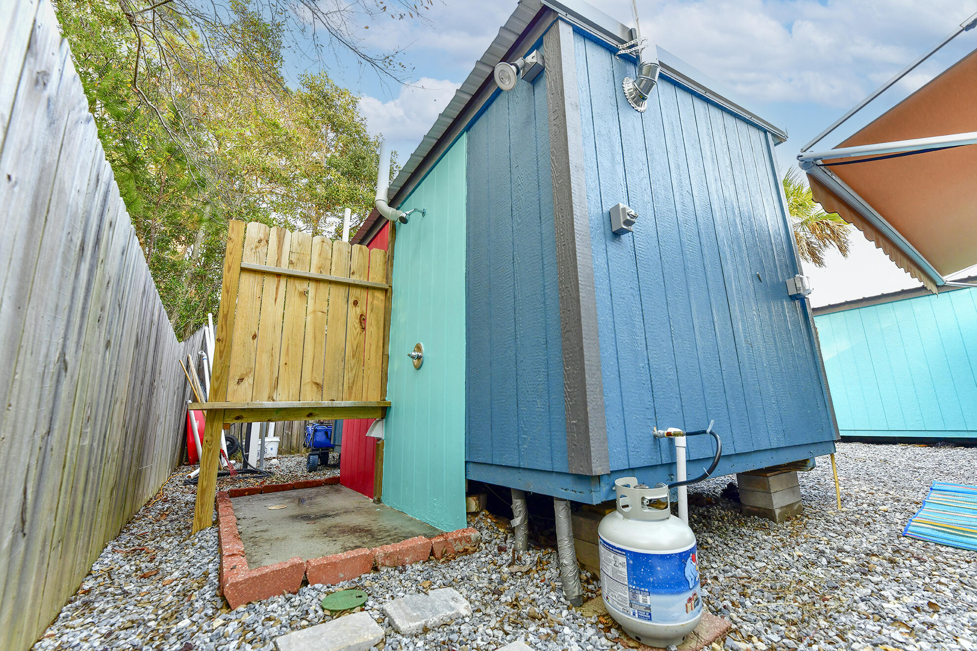 WES VIC HOLIDAY SANDS - Land