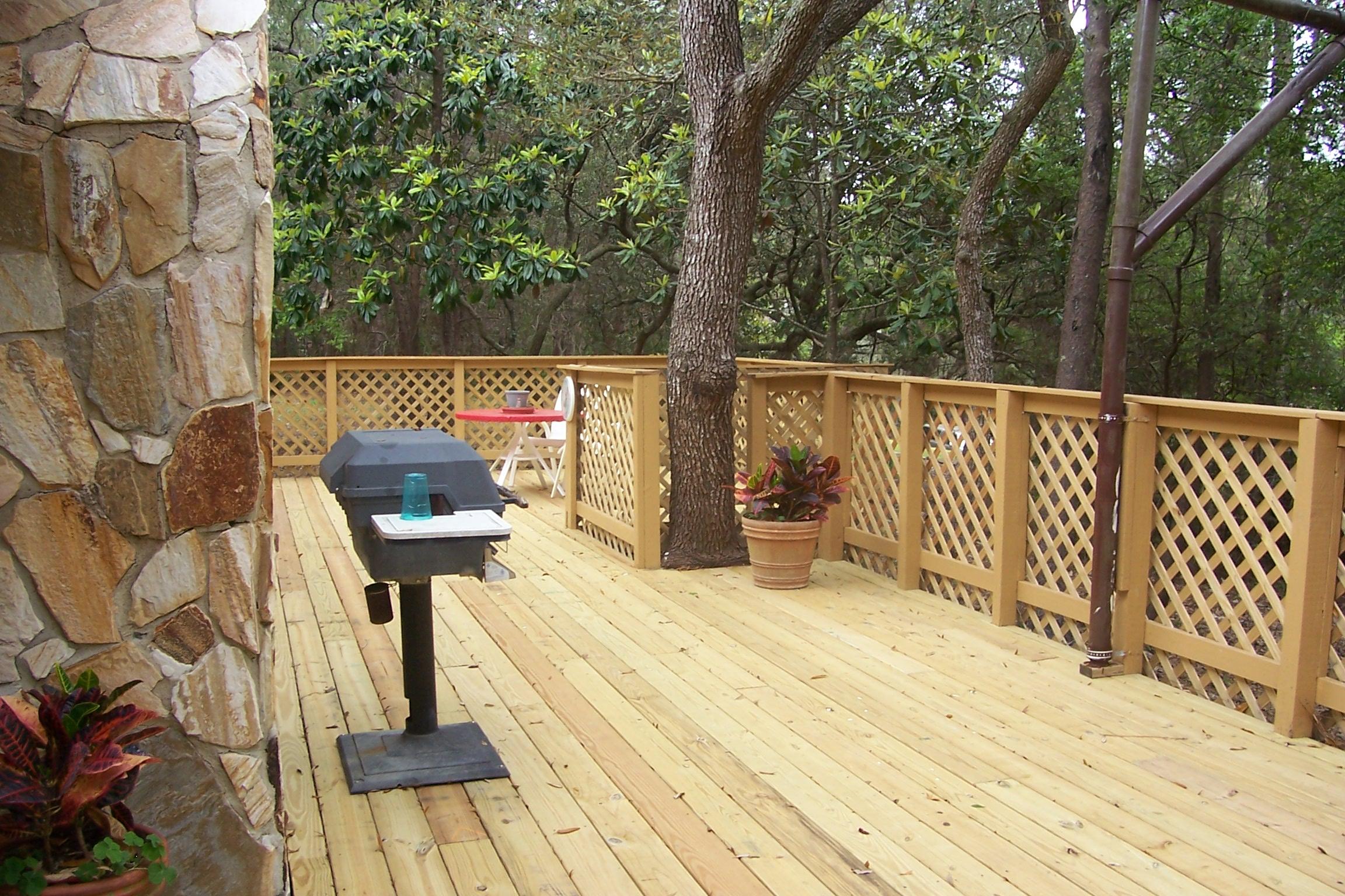 One Owner home sitting on close to a half acre. Very large Kitchen with separate Breakfast Area, Dining Room, Family Room with Fireplace, and Bonus Room. Master Bedroom with Master Bath, double vanities and large Shower Enclosure. Two other good size Bedrooms, Laundry Room and oversized Garage. Home has total privacy. Light and Bright!