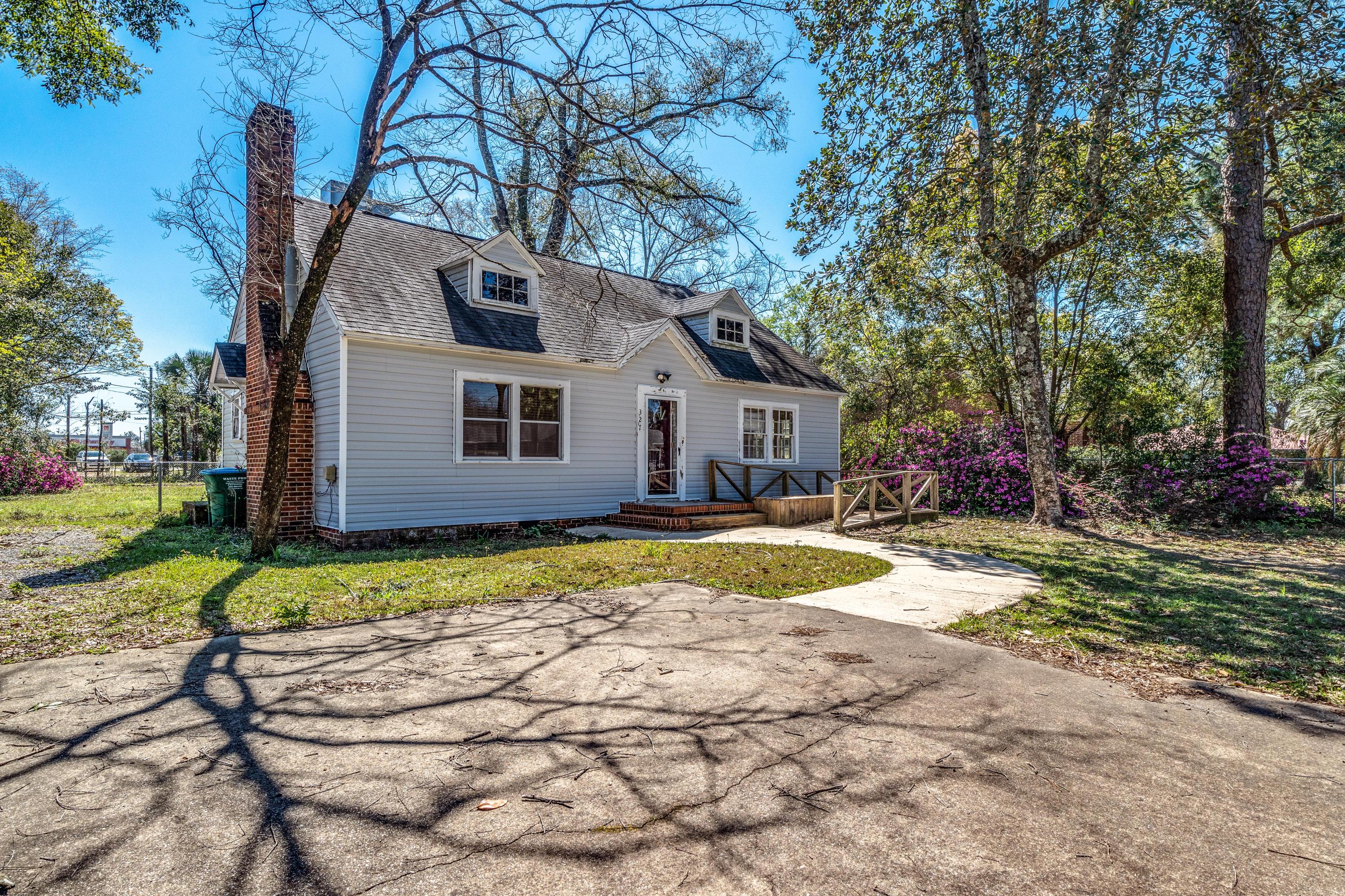 Fantastic place to start your business. Within walking distance to the Okaloosa County Courthouse and downtown Crestview. Great layout for office opportunity and has been used as a bakery and catering business. Contact me today for a private showing and more information.