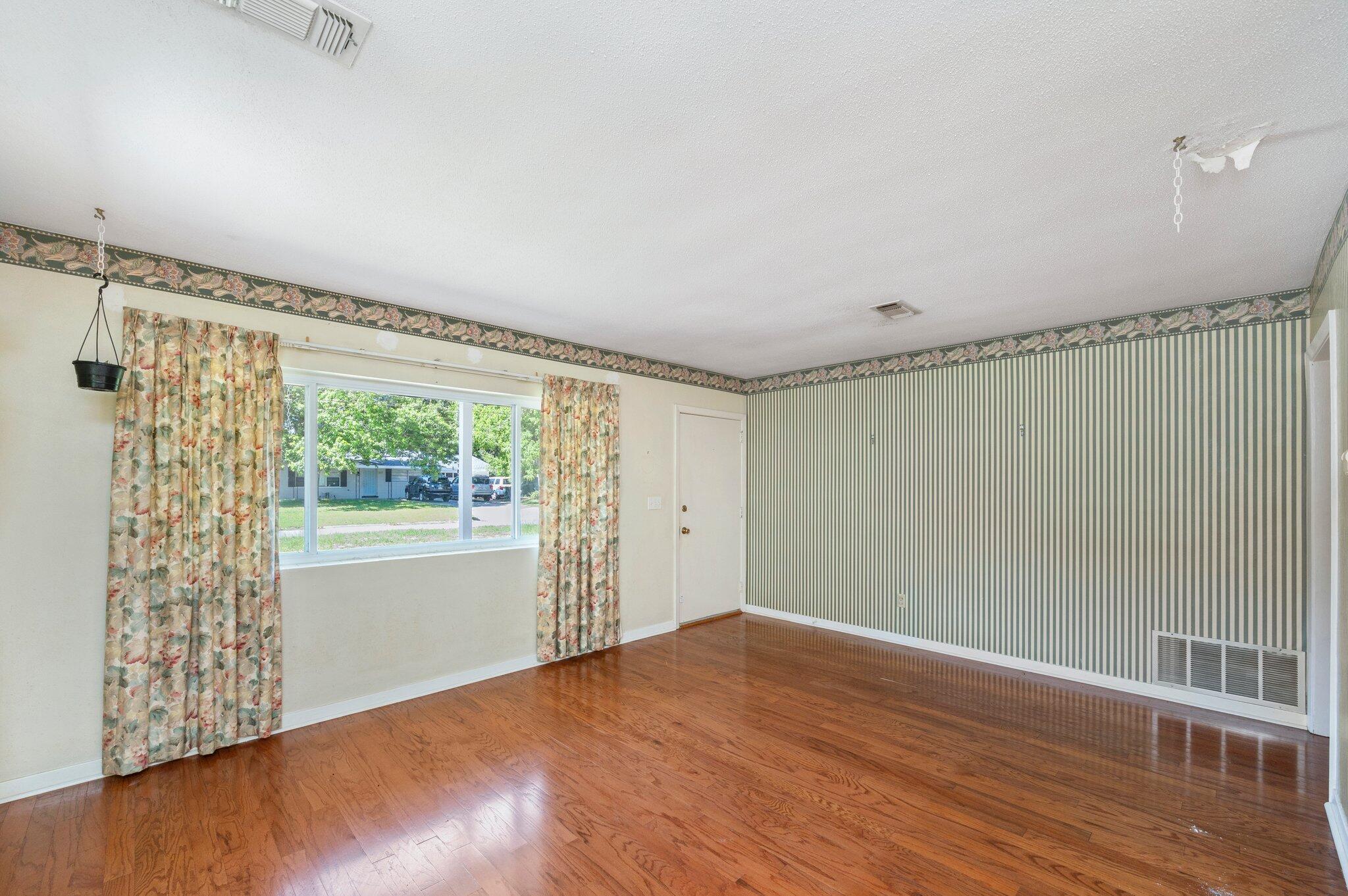 OAKLAND HEIGHTS LOT 28 BLK 5 - Residential