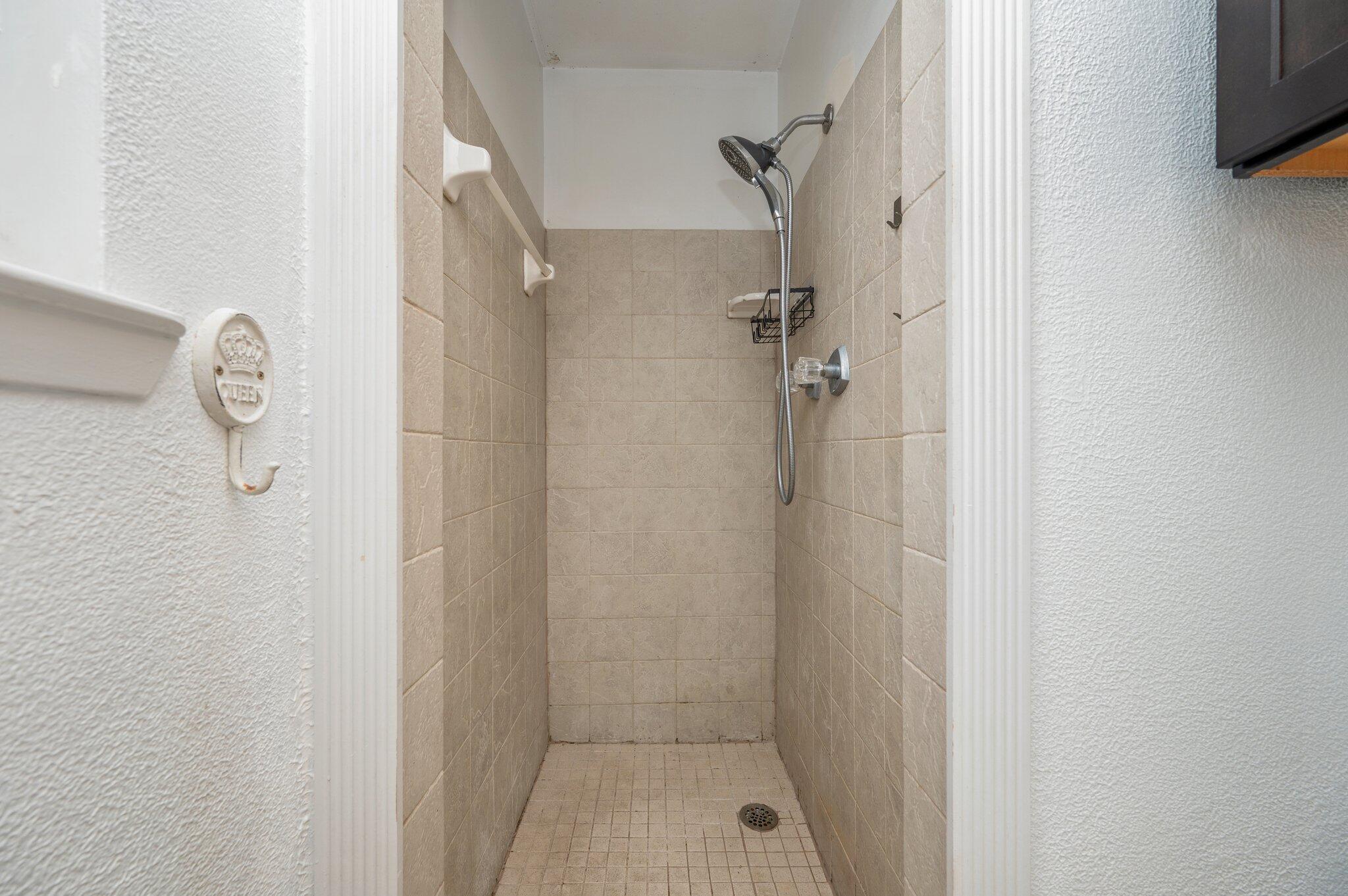 CREEKSIDE 3 - Residential Lease