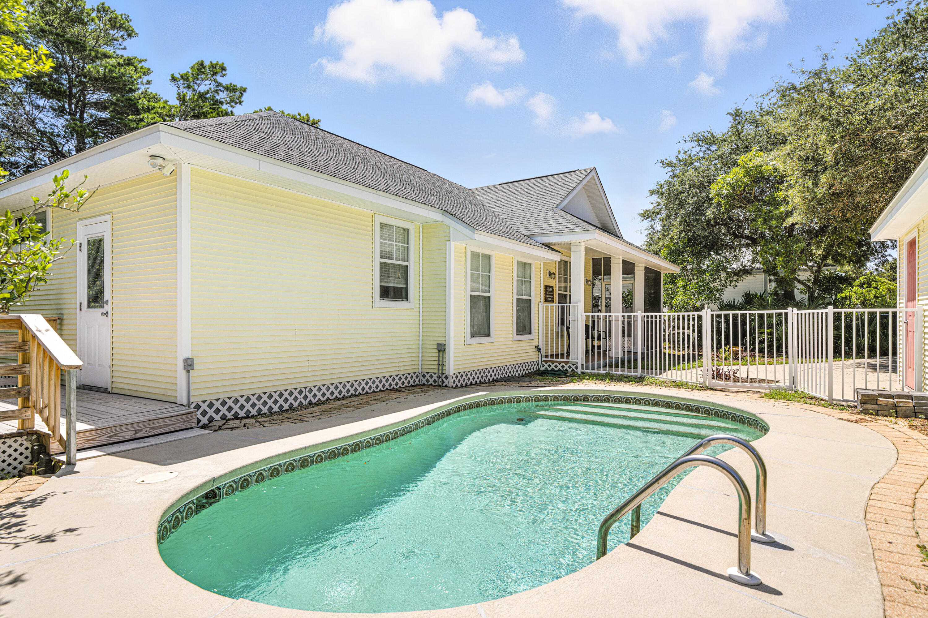 CRYSTAL BEACH COTTAGES - Residential