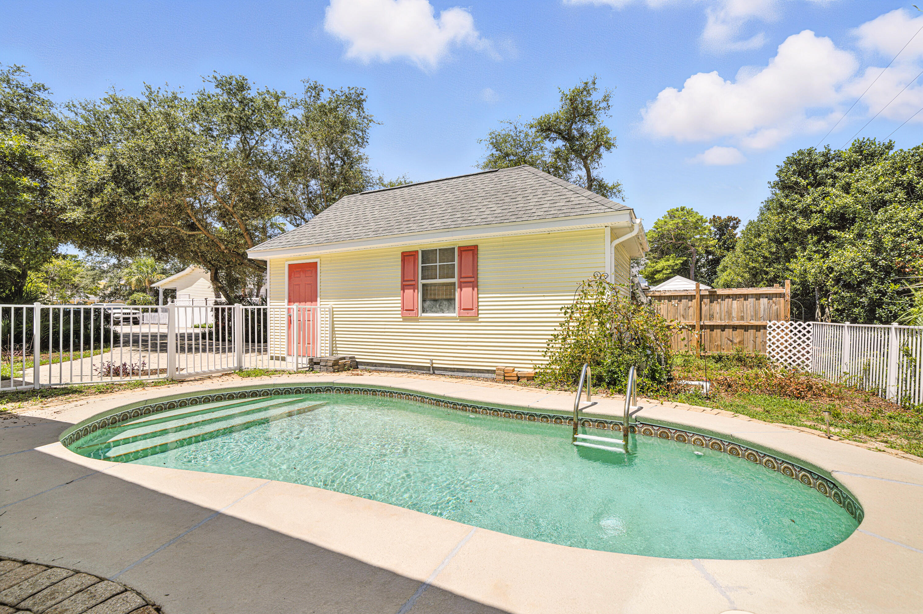 CRYSTAL BEACH COTTAGES - Residential