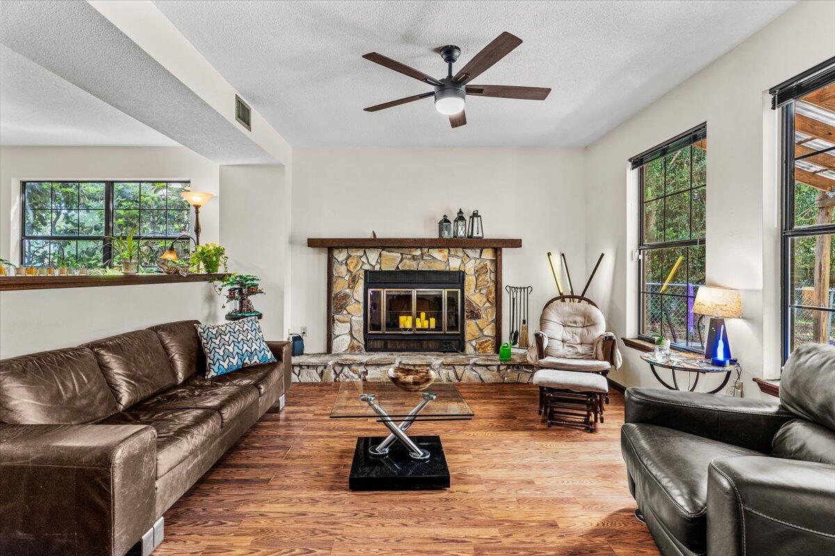 CLOVERDALE LAKE - Residential