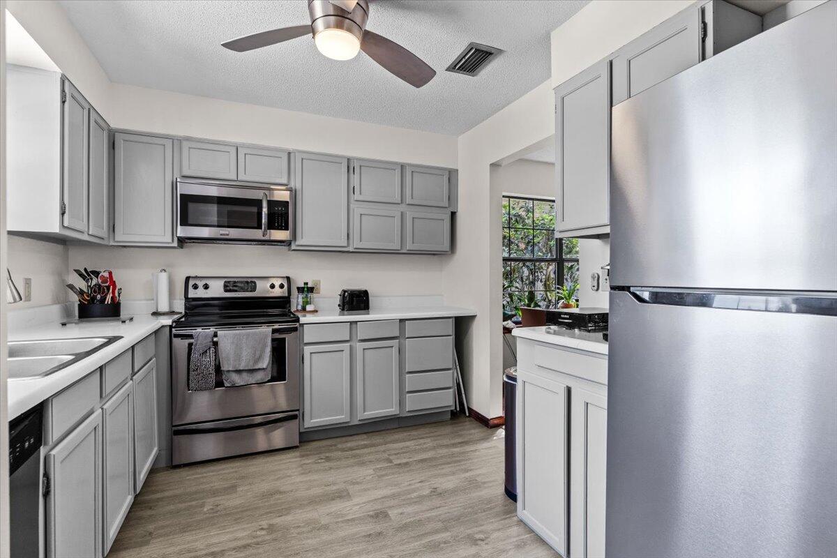 CLOVERDALE LAKE - Residential