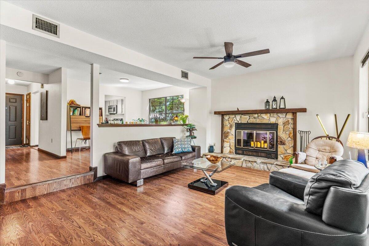 CLOVERDALE LAKE - Residential