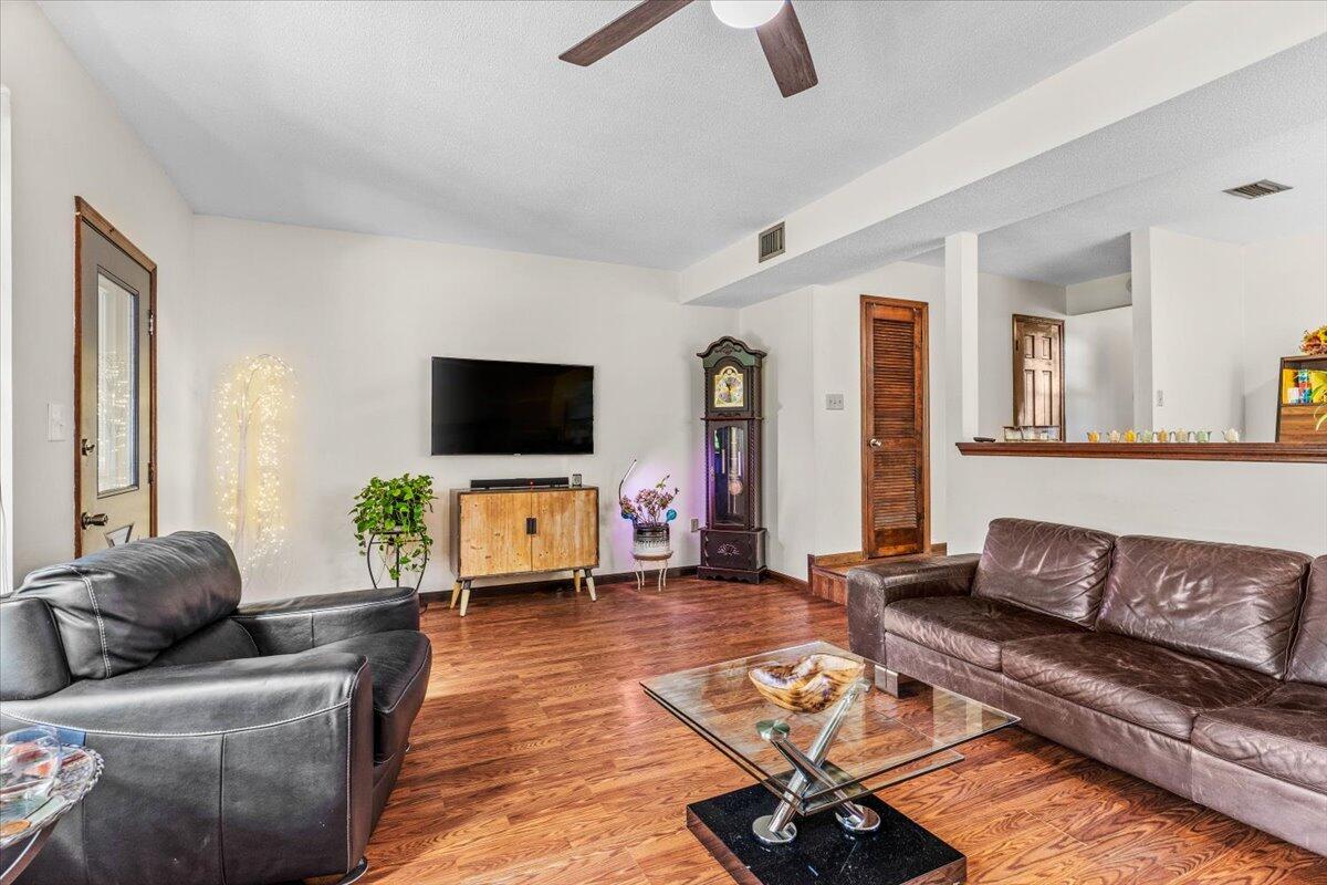 CLOVERDALE LAKE - Residential
