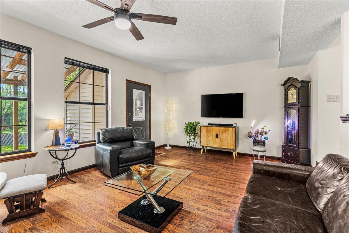 CLOVERDALE LAKE - Residential