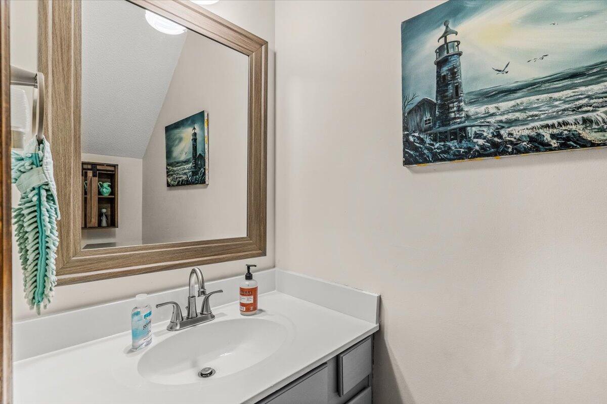 CLOVERDALE LAKE - Residential