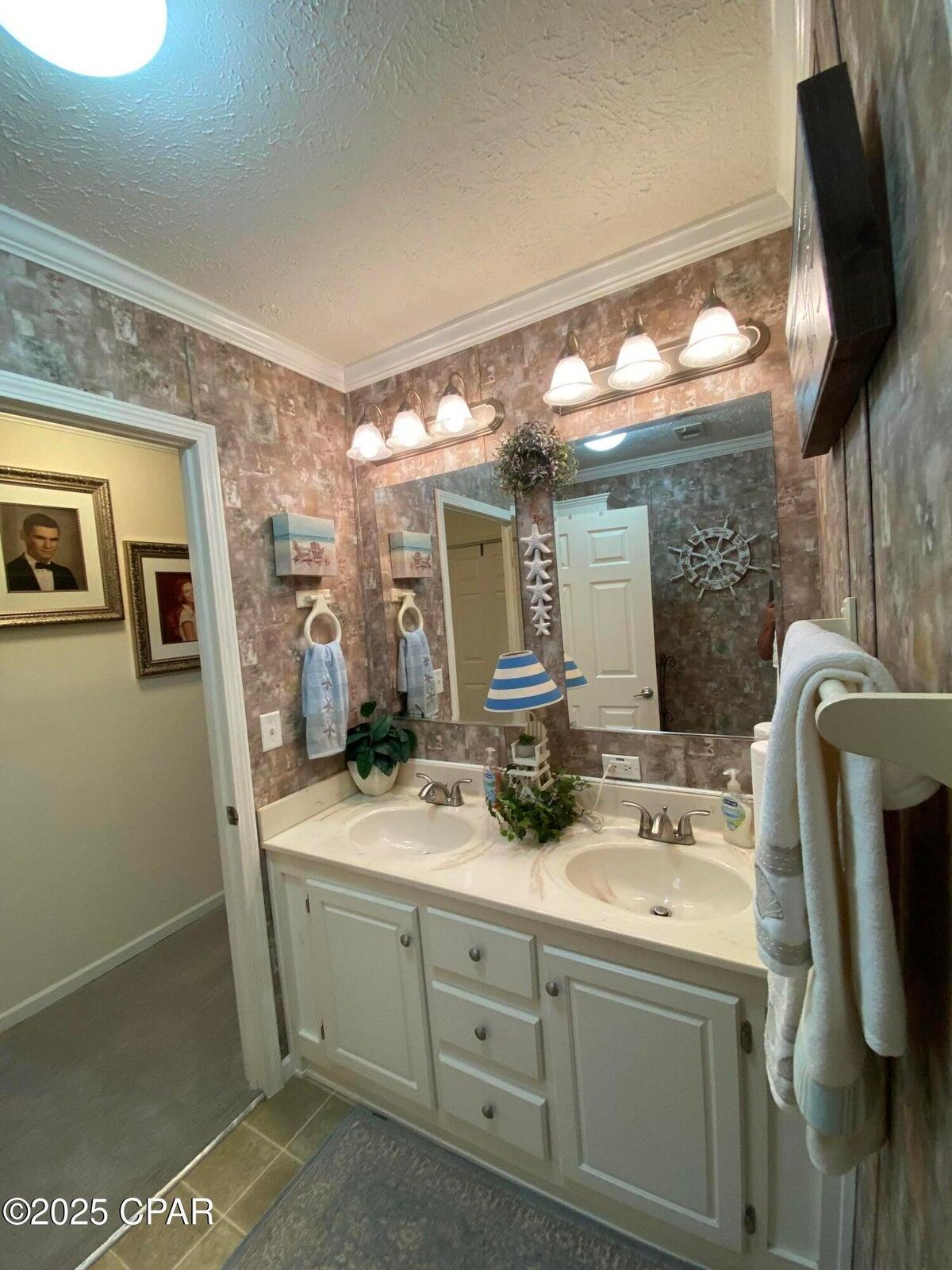 White Western Springs Unit 1 - Residential