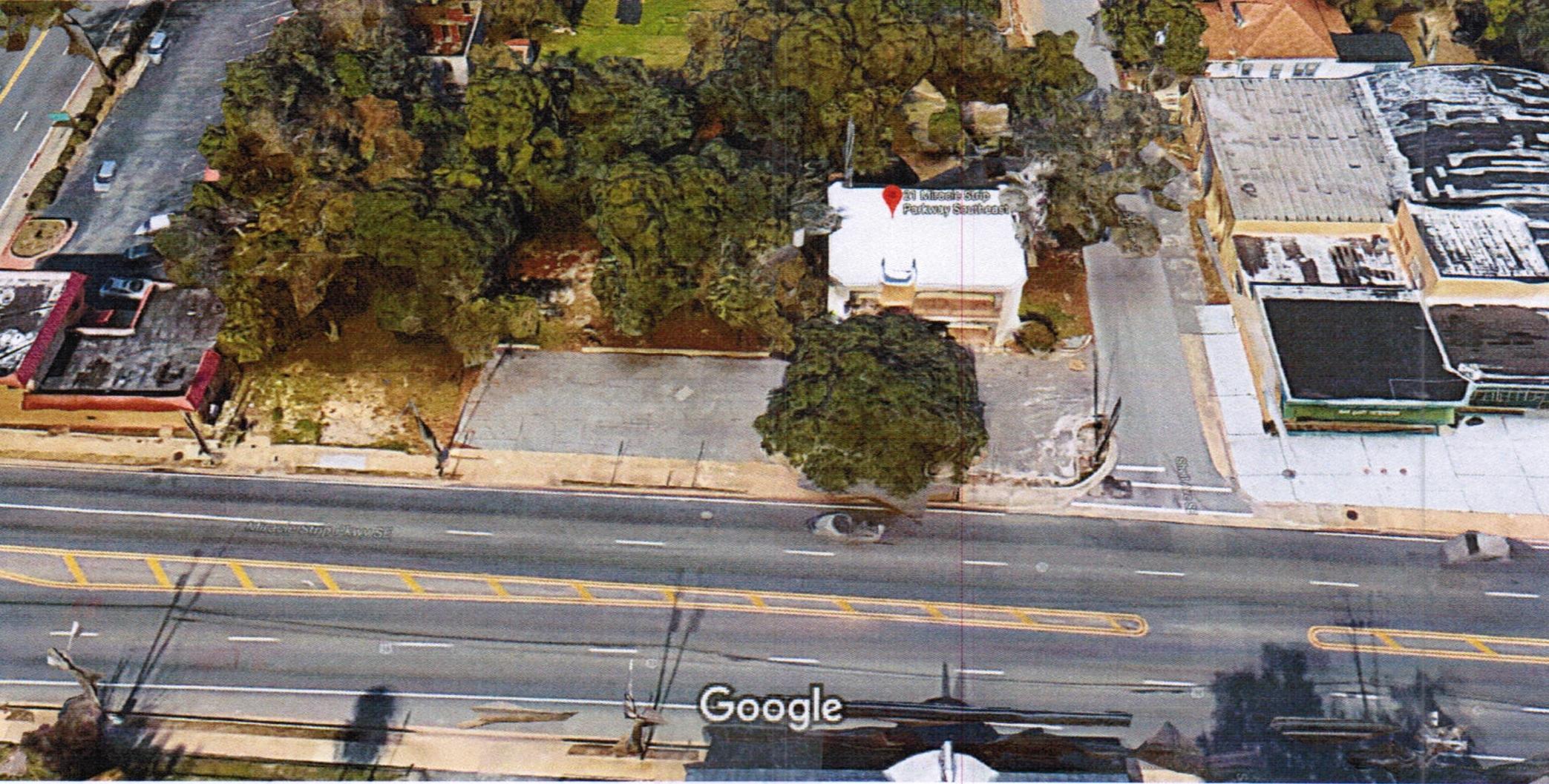 Main image without alt text