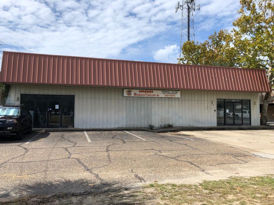 Highly visible office / warehouse space located on the west side of Destin along Azalea Drive. This 3150 SF building has nice curb appeal, 2 glass storefronts, approximately 600 SF of office space consisting of a large open reception area and 2 small offices. The rear of the building has 2 roll up doors, 1 restroom,shower and storage space. Additionally, a stairwell leads up to a 2nd floor storage area. The ceiling height in the warehouse is 16' with good lighting throughout. Destin Commerce Park is home to manydifferent businesses that include engineers, glass company, sign shops and many others.