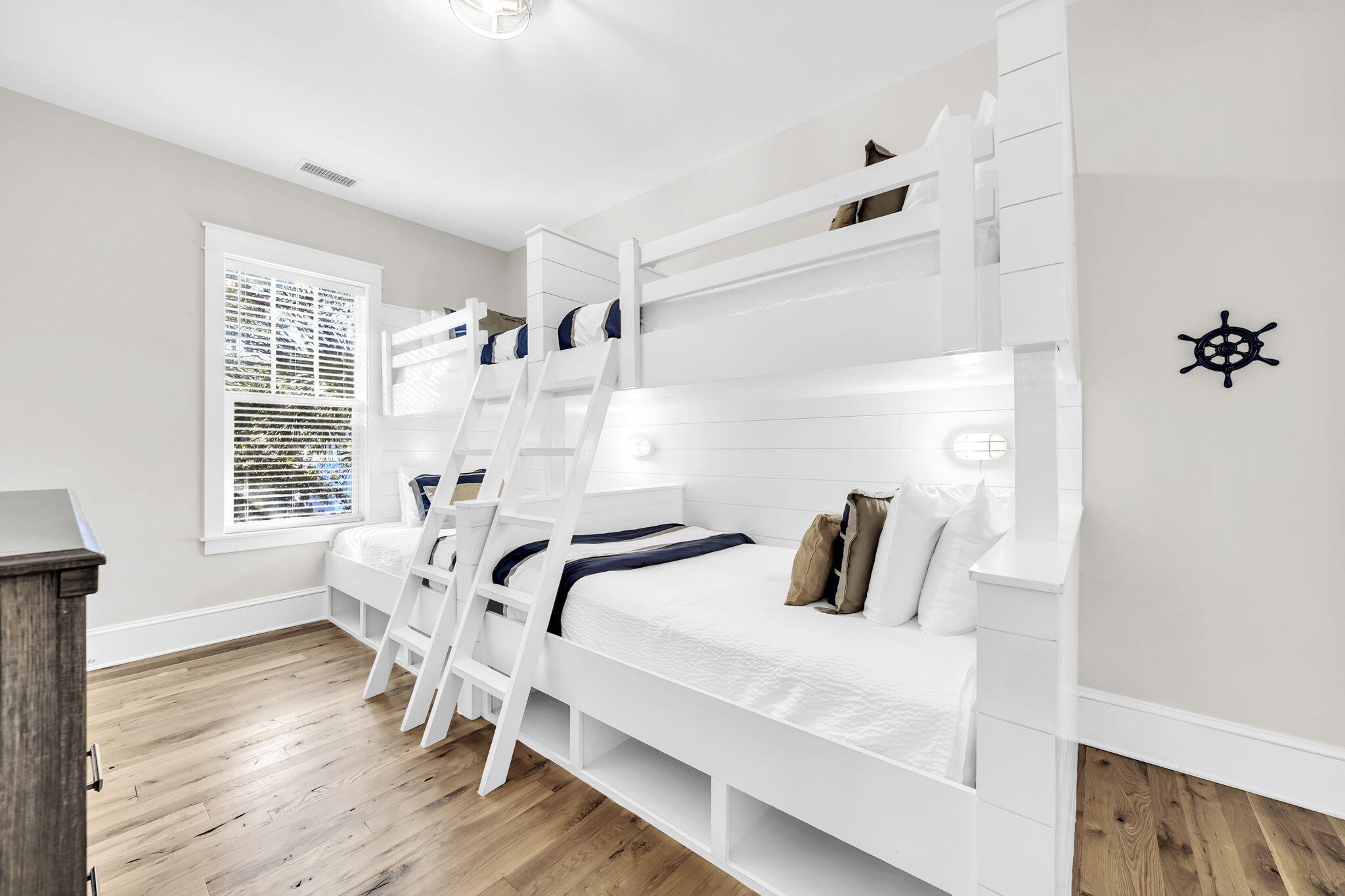 COTTAGES AT EASTERN LAKE - Residential